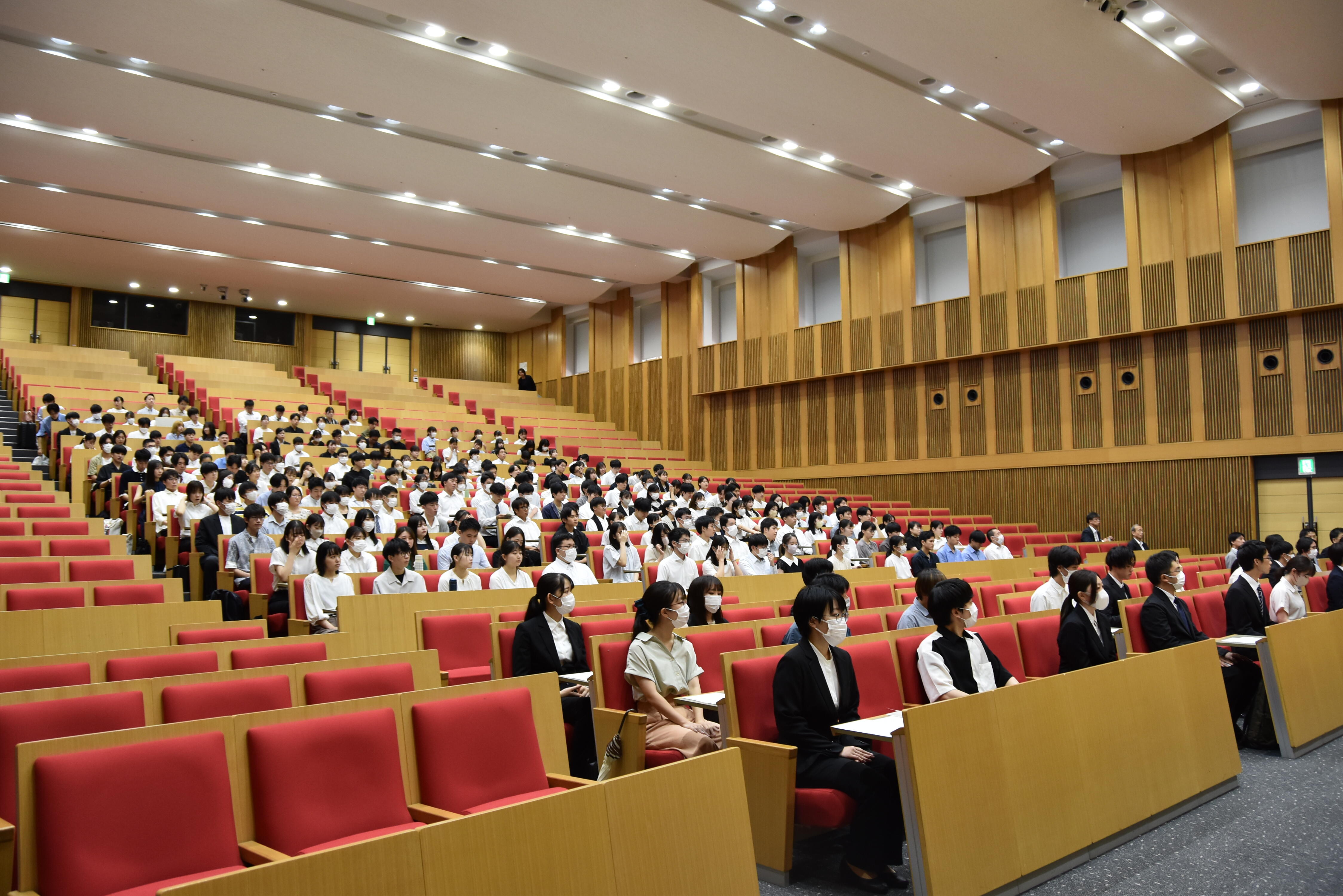 学業優秀奨学生24名と学業優秀奨励者260名が顕彰された授与式会場(N101)