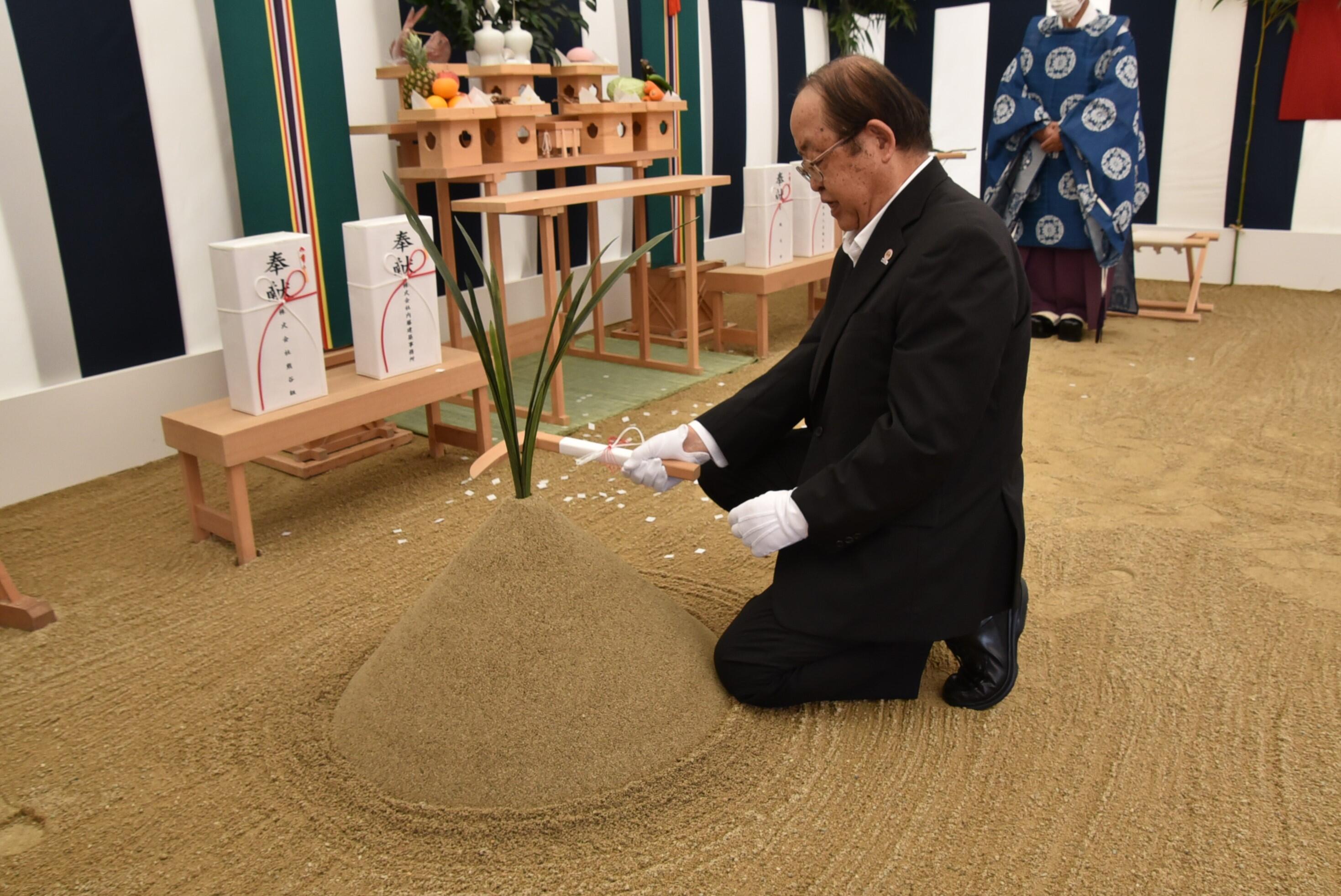 地鎮の儀に臨む立花理事長