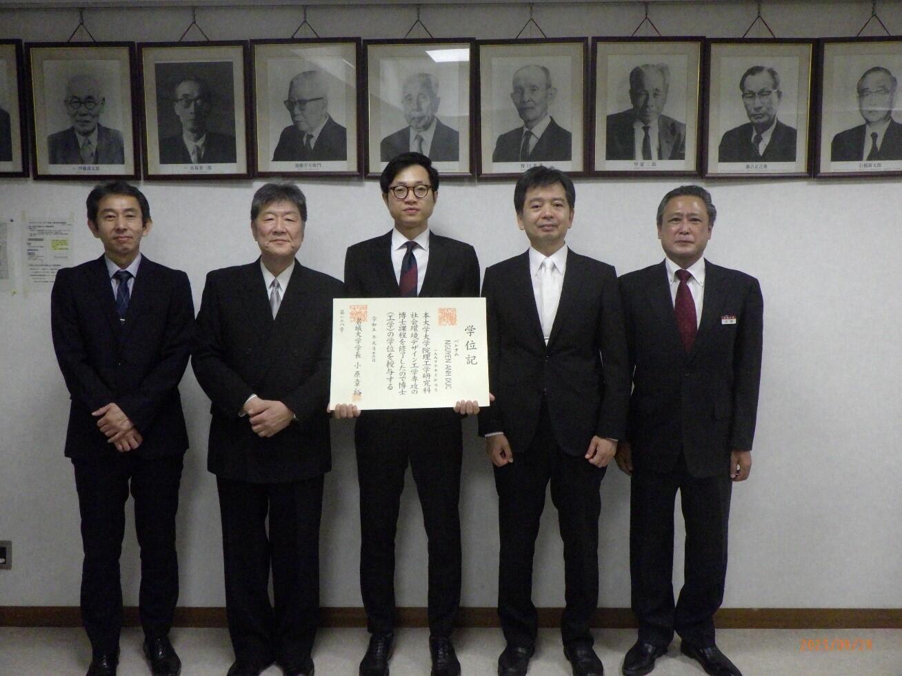 Acquisition of PhD (Engineering) degree on September 29, 2023, at Meijo University: Assoc. Prof. Katagiri Nobuyuki, KANKYOUKAI, Department of Environmental Technology, Prof. Dosho Yasuhiro, Dr. Nguyen Anh Duc, Prof. Kodama Tetsuji, Head of Faculty of Science and Engineering and Mr. Mizuno Satoru, Manager of Faculty of Science and Engineering, Meijo University