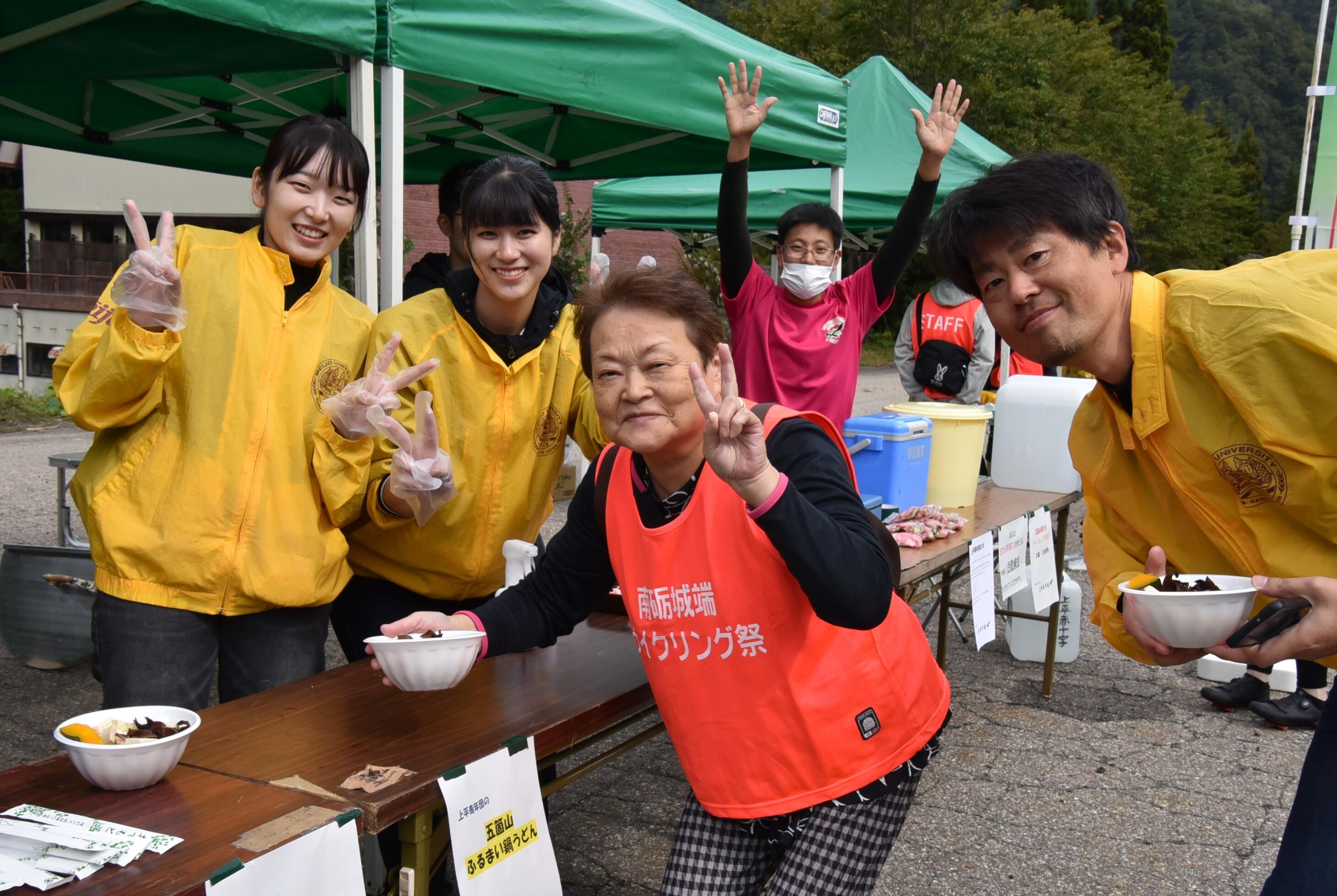 うどんがふるまわれたエイドステーション