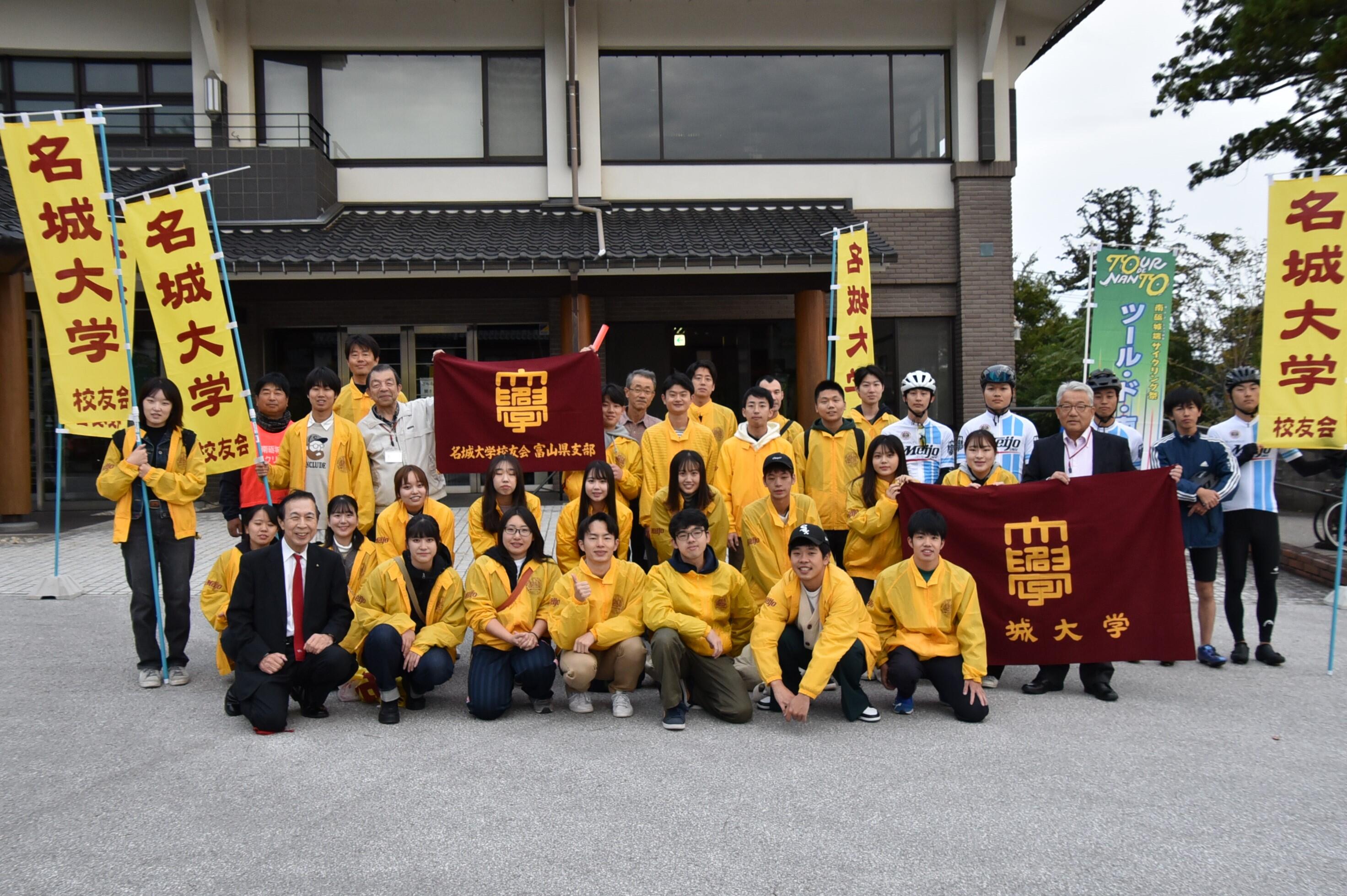 ボランティアに参加した学生や校友会富山県支部の皆さん