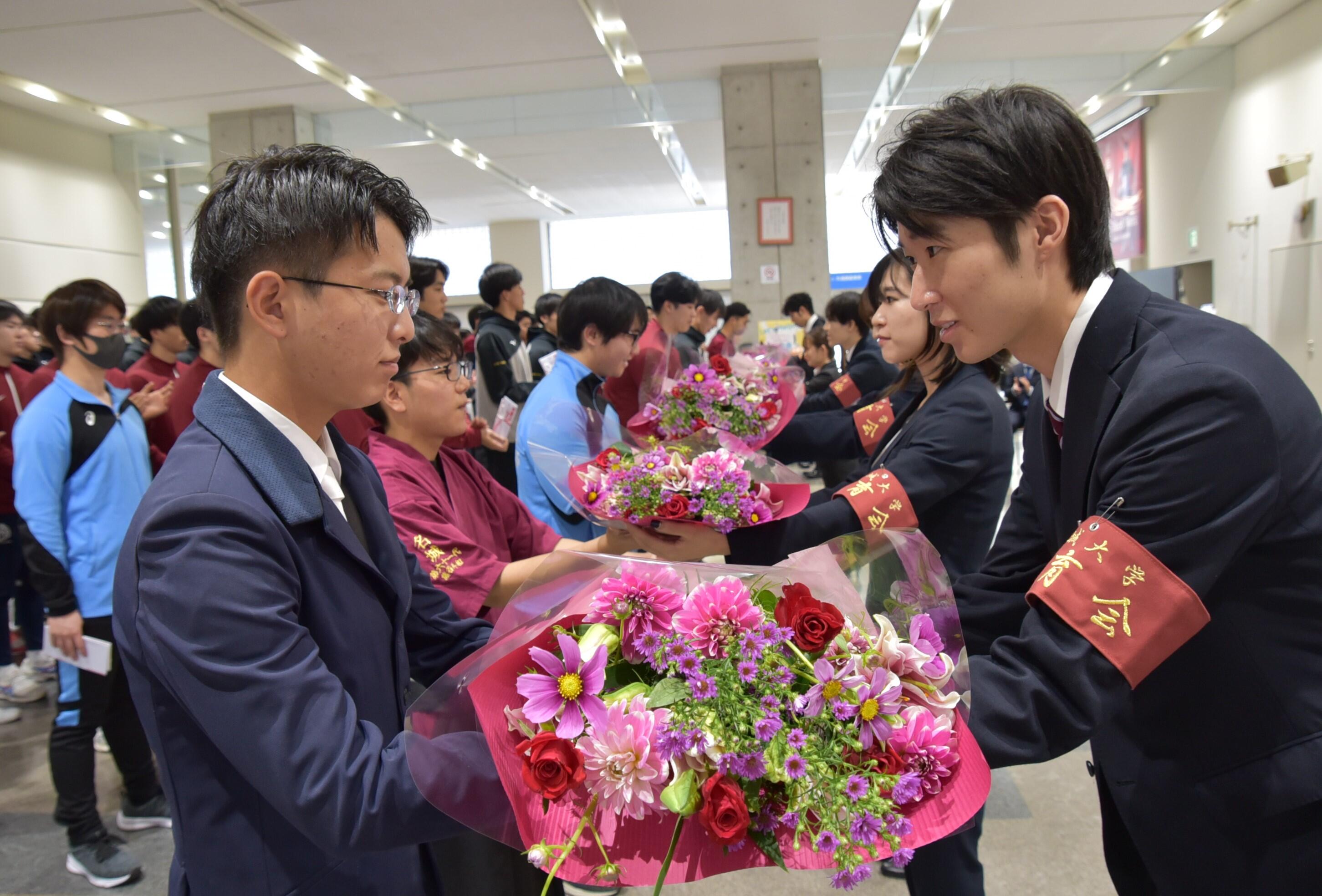 各クラブの代表者に花束を贈呈