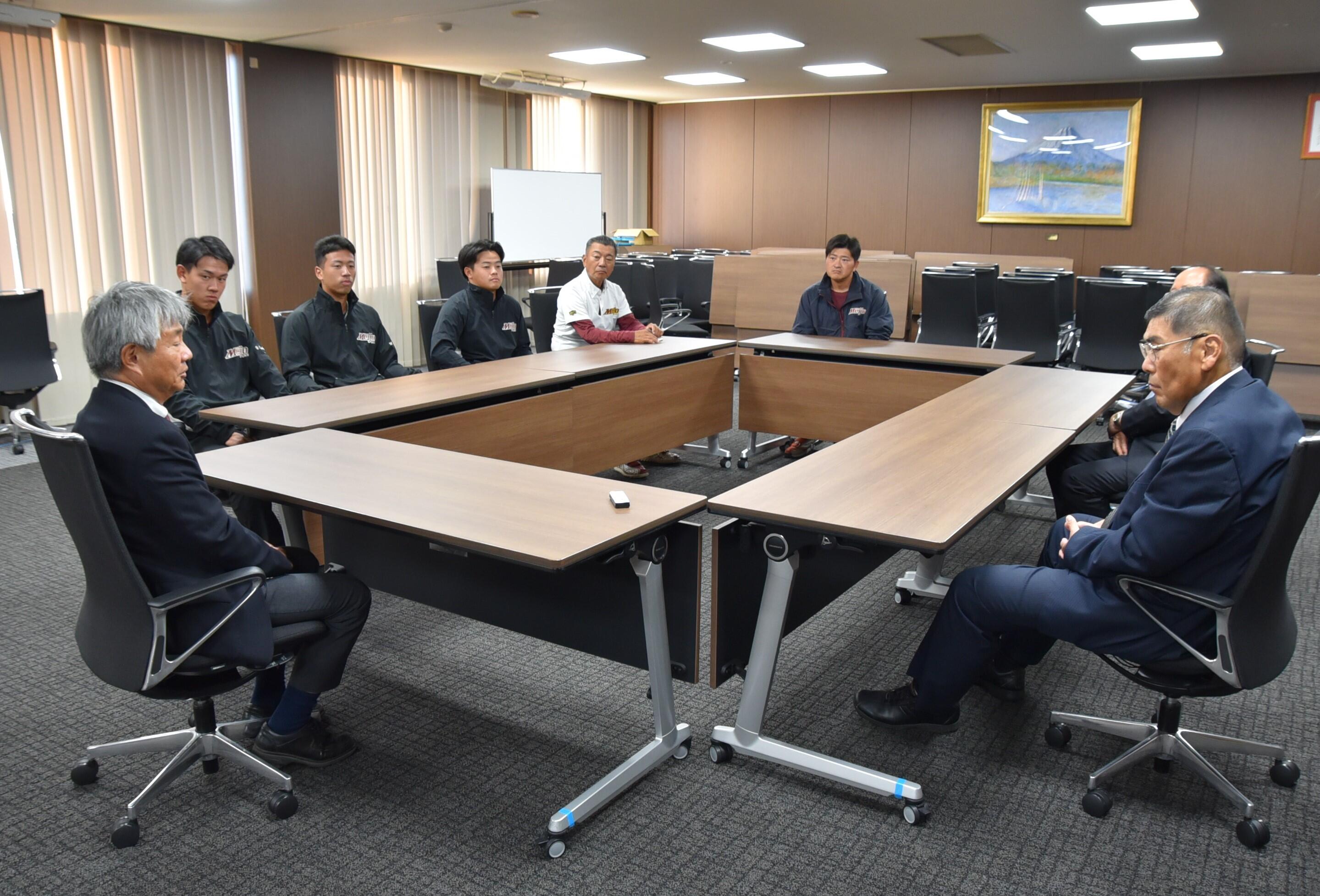 渋井部長（左端）、山内コーチ（奥）も同席