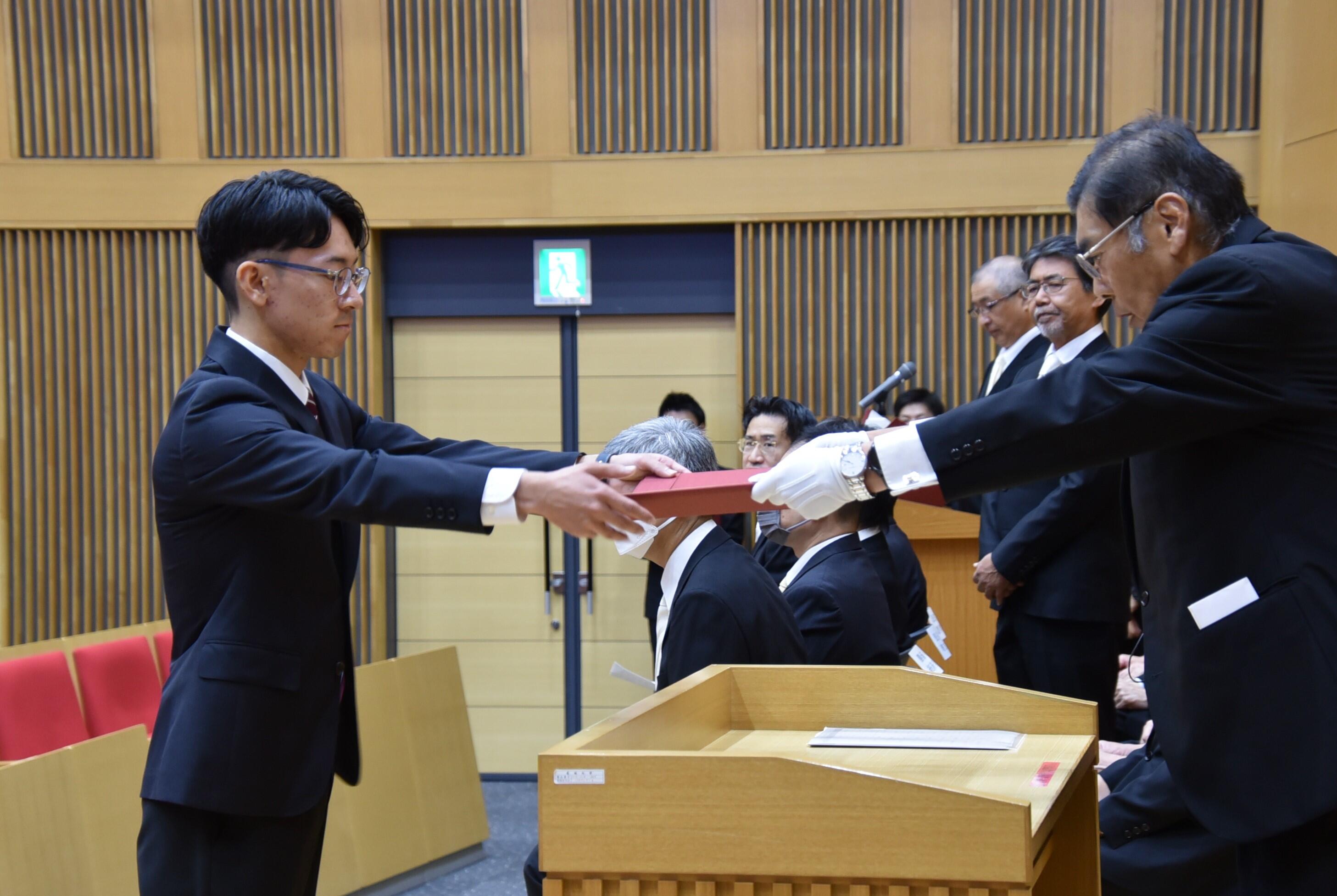 学位記を受け取る外狩将さん（外国語学部国際英語学科）