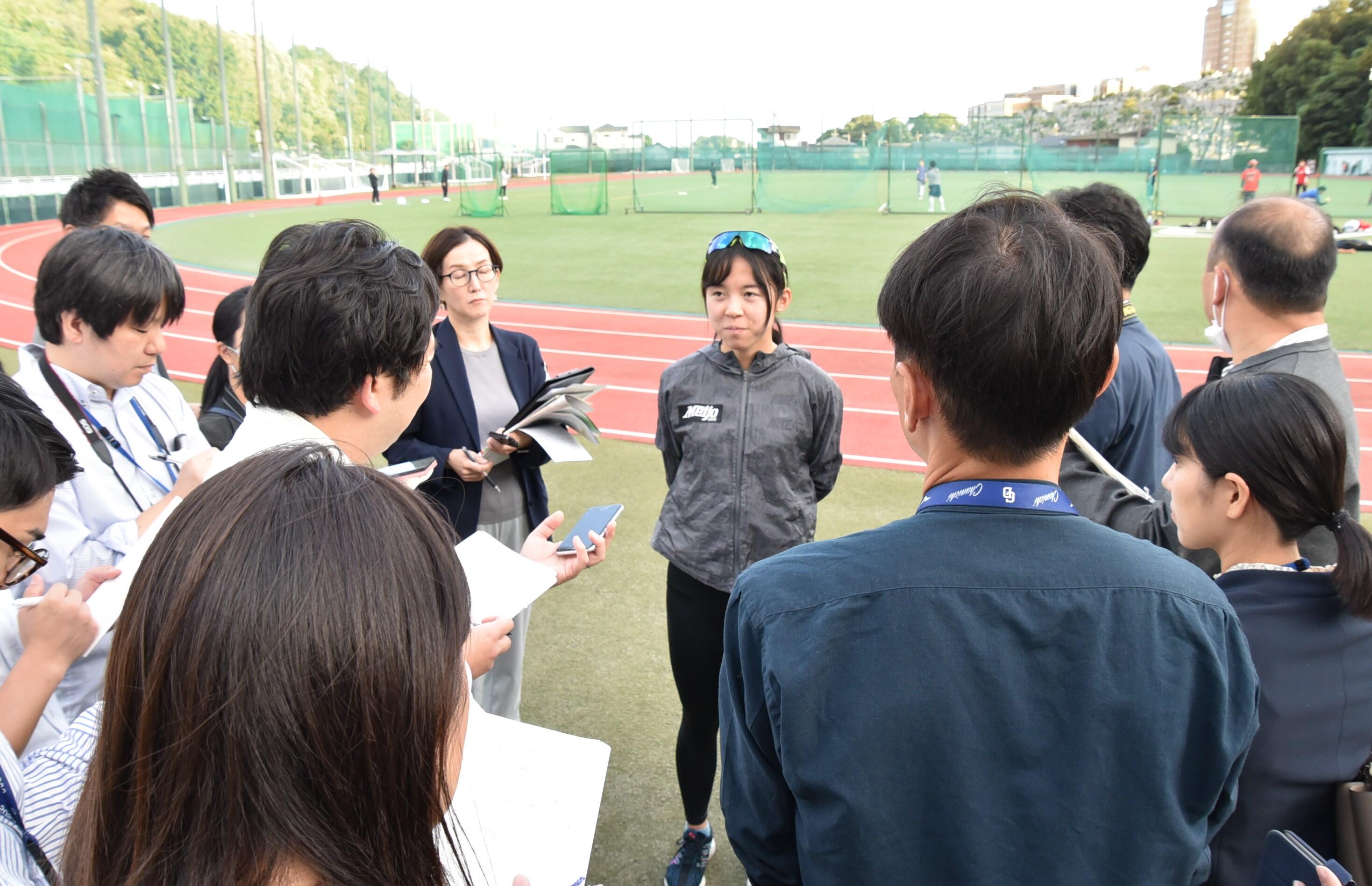 記者の質問に答える増渕主将