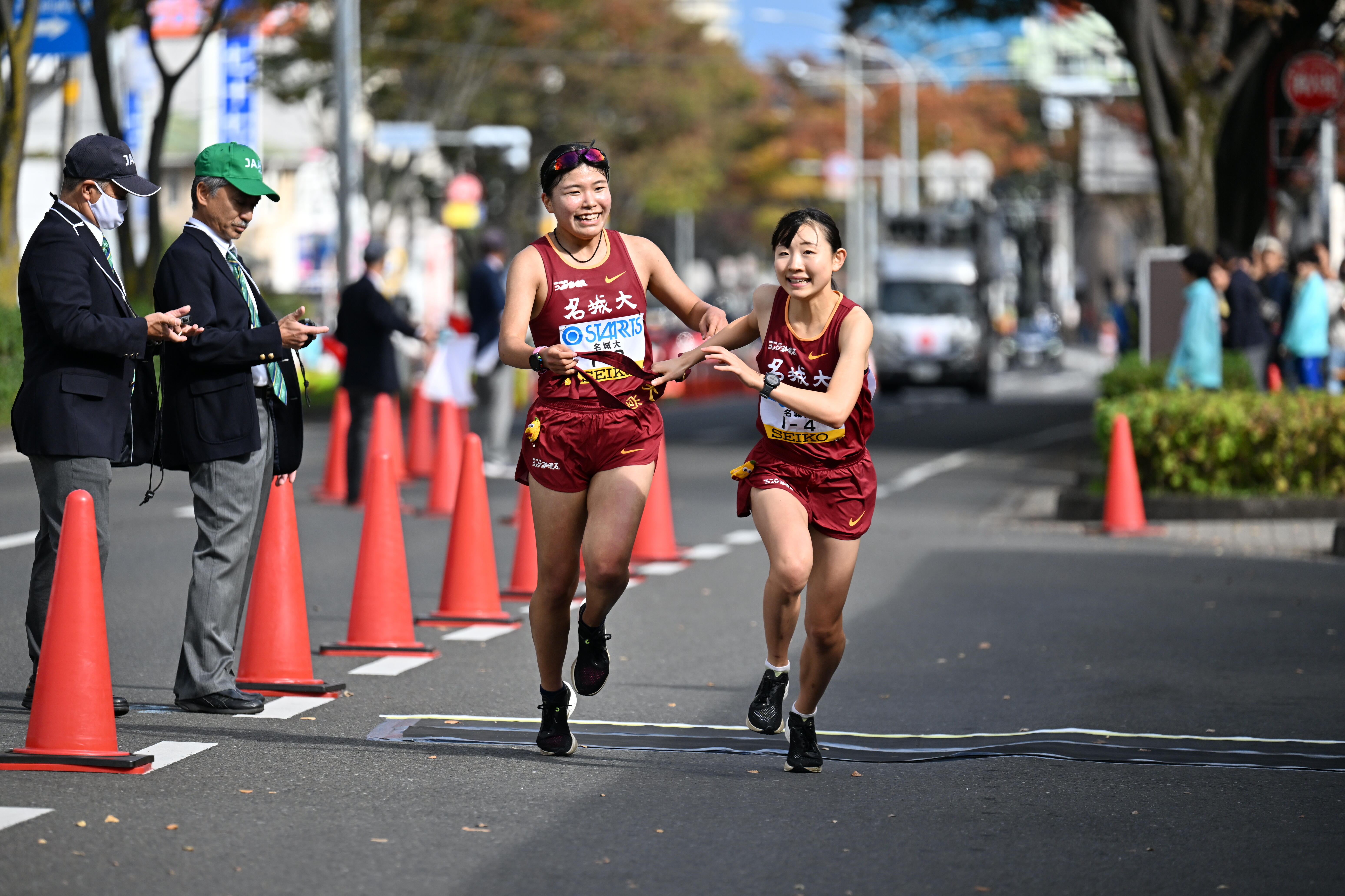 区間賞の石松選手からルーキーの薮谷選手へ笑顔のタスキリレー