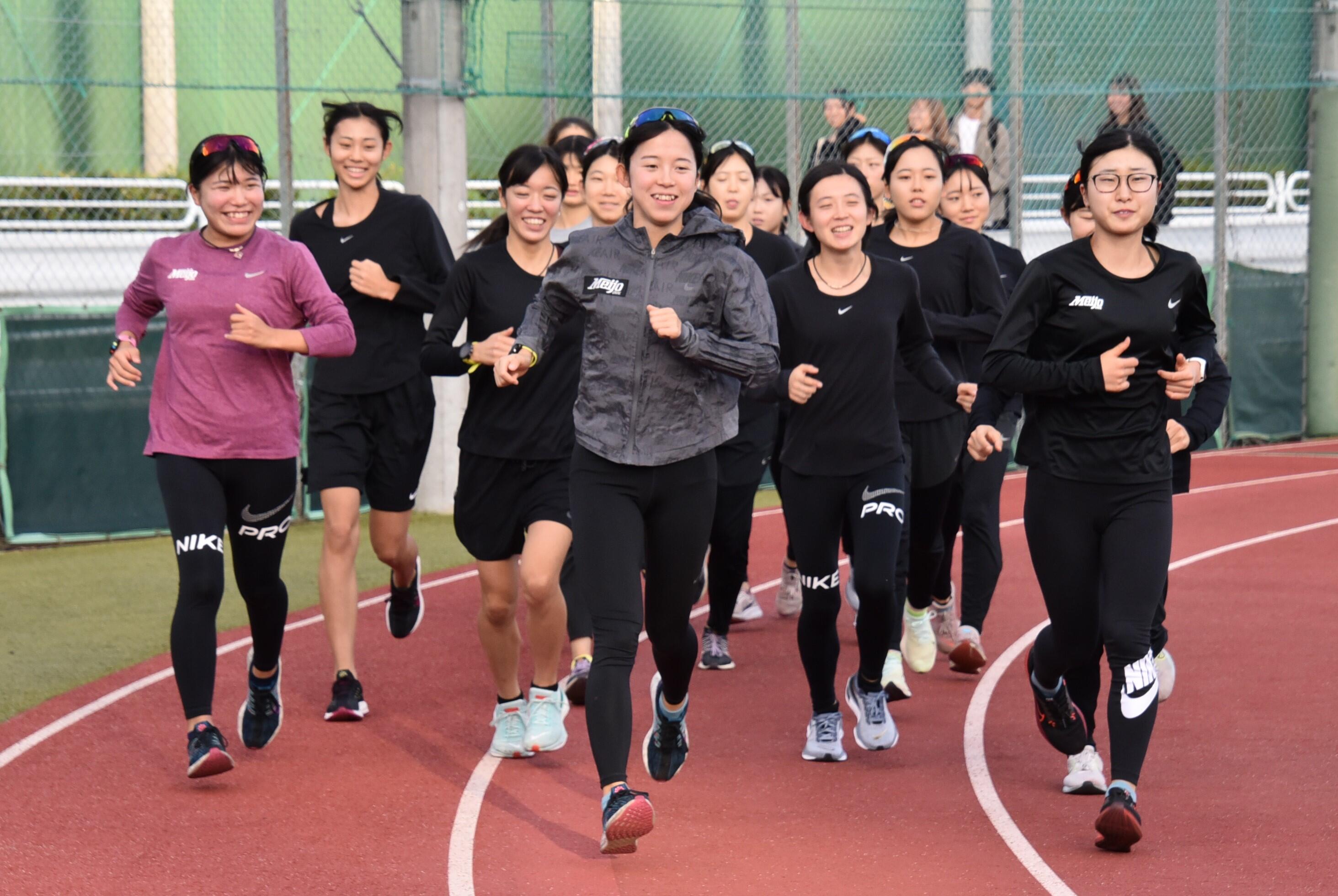 カメラマンが撮影する中、走り込みをする女子駅伝部の選手たち