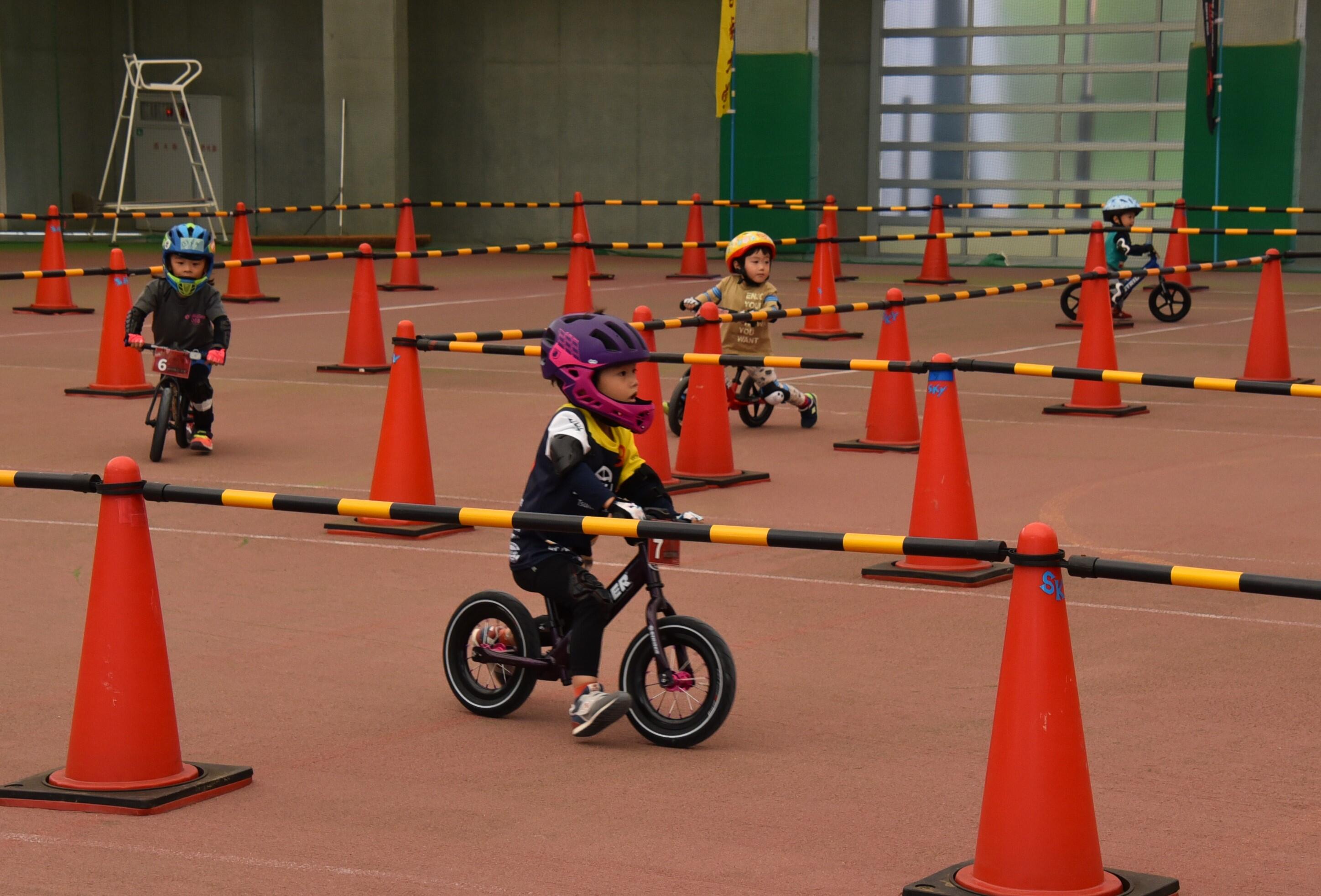 元気にコースを駆け抜ける子どもたち