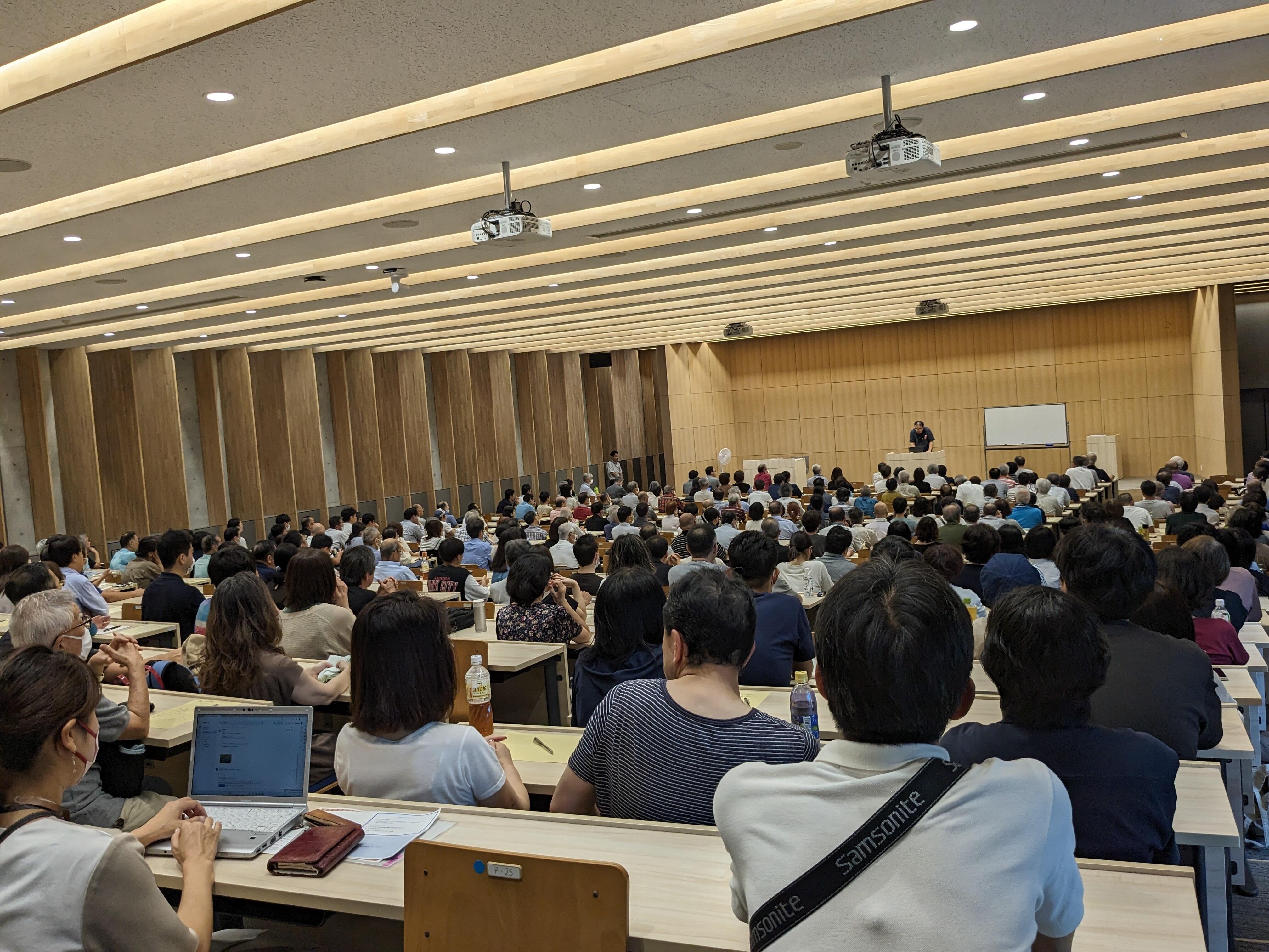 来場者でぎっしり埋まった会場