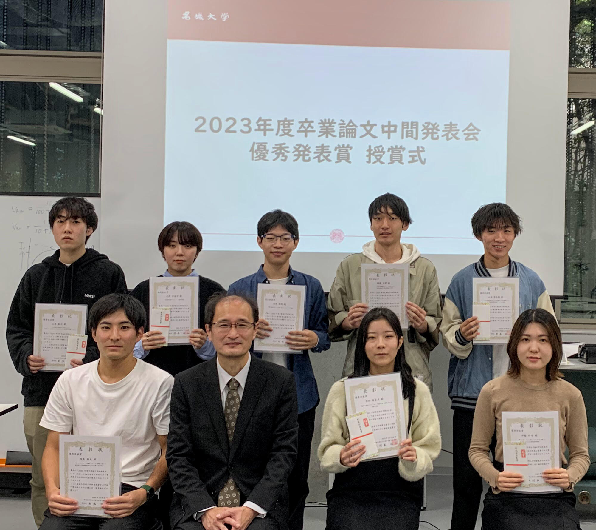 表彰された８人の学生と村本学科長