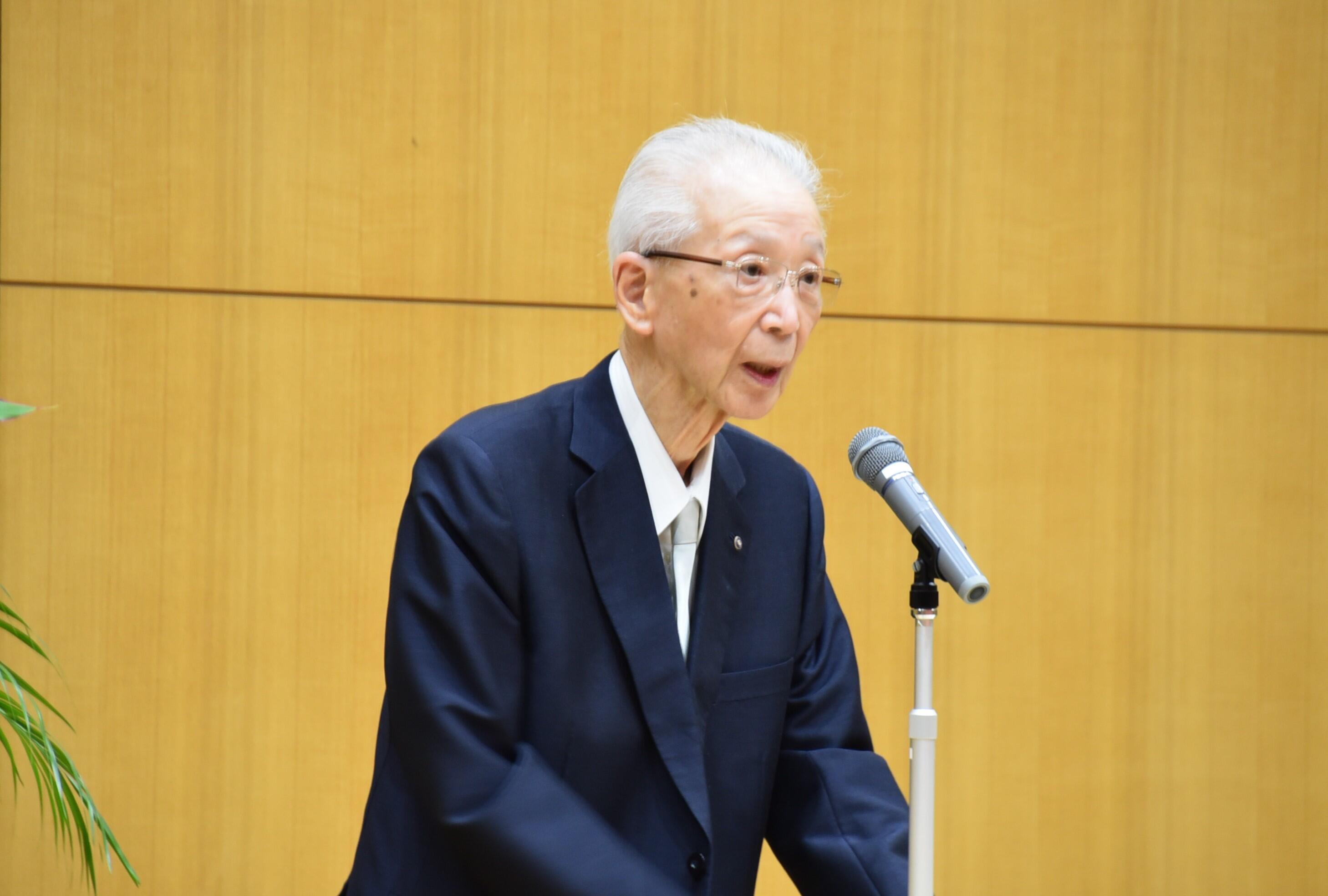 祝辞を述べる一柳校友会長