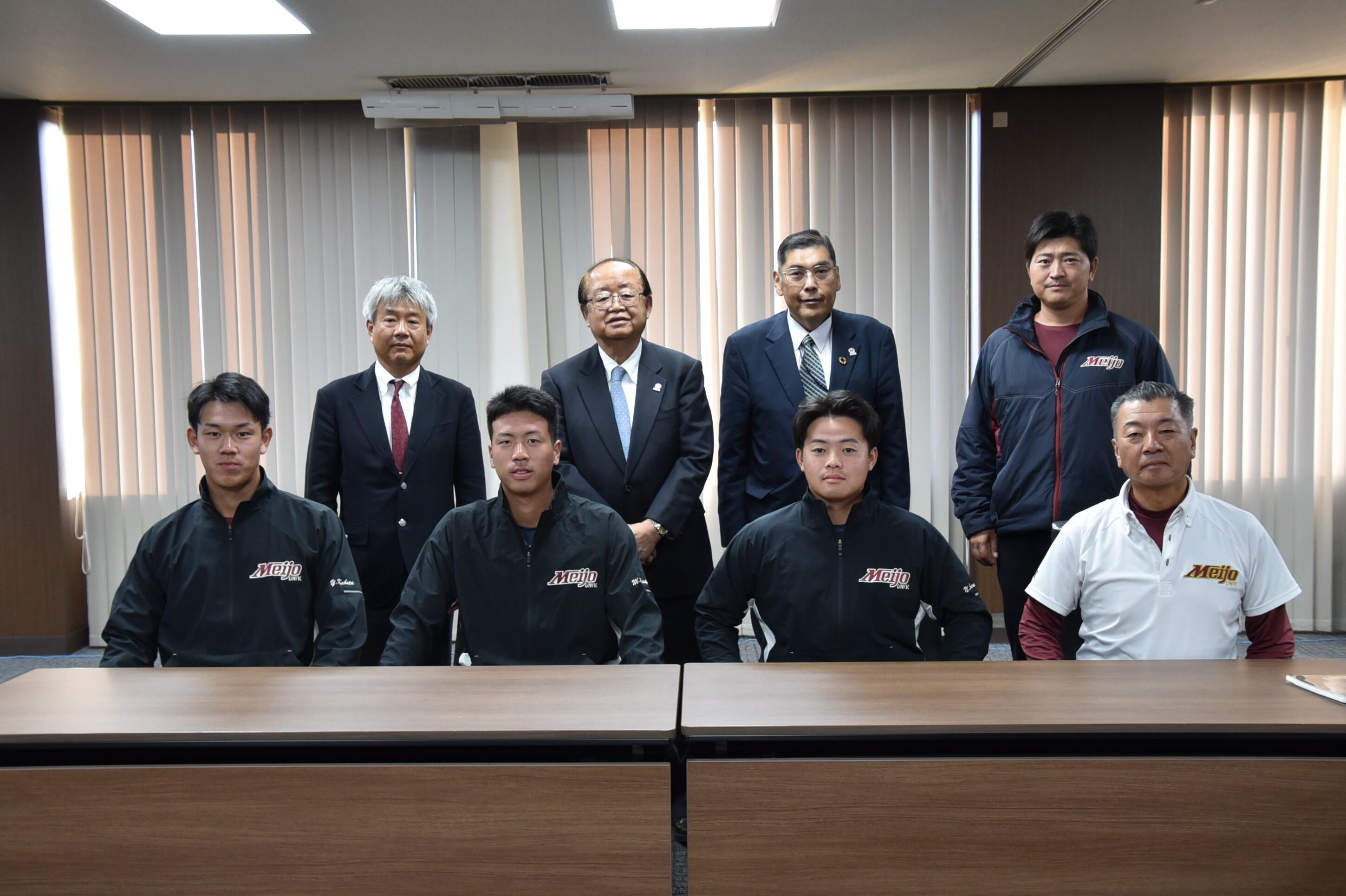 立花理事長（後列左から2人目）と小原学長（同3人目）に優勝報告した硬式野球部の皆さん