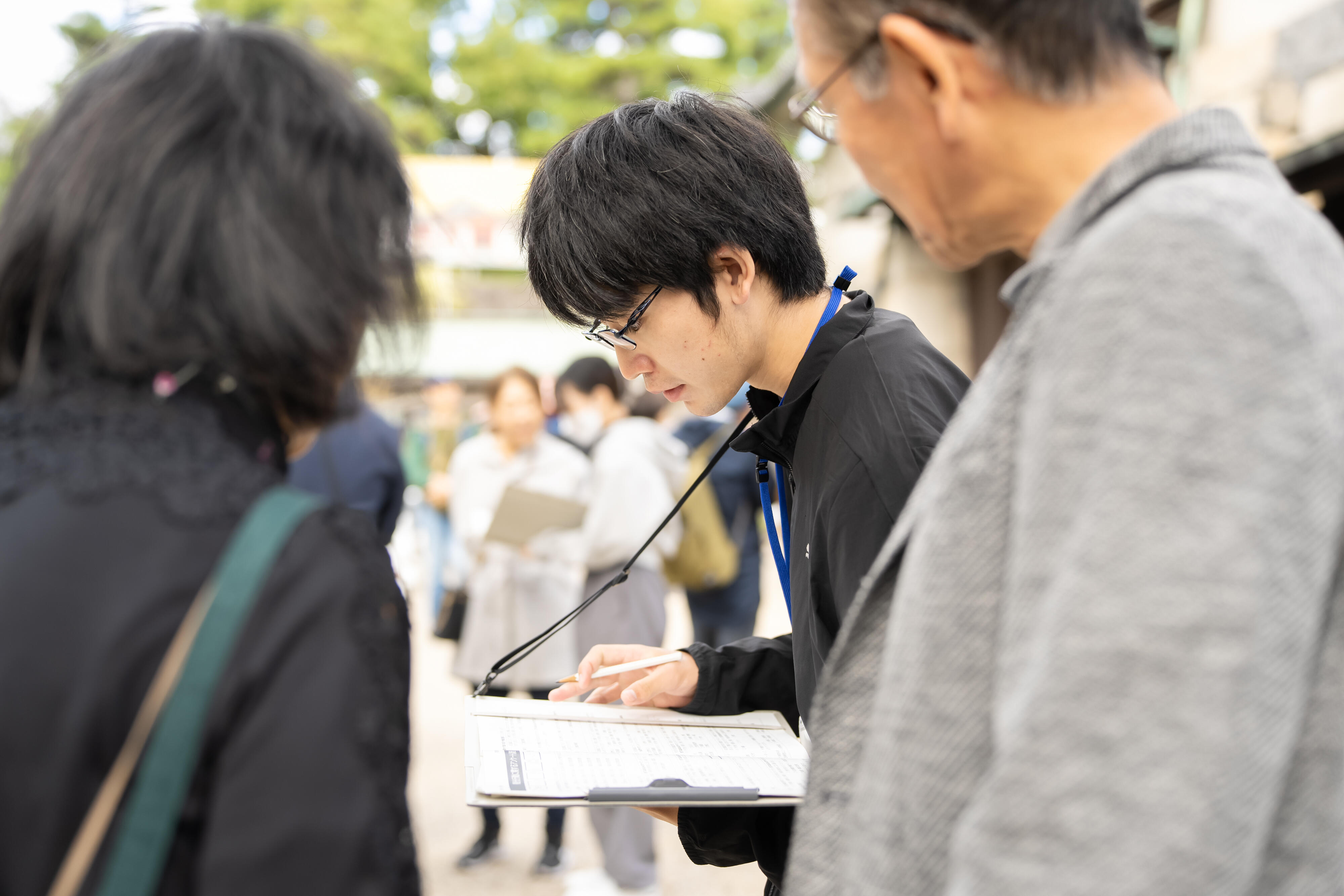 回答を記入する亀井さん