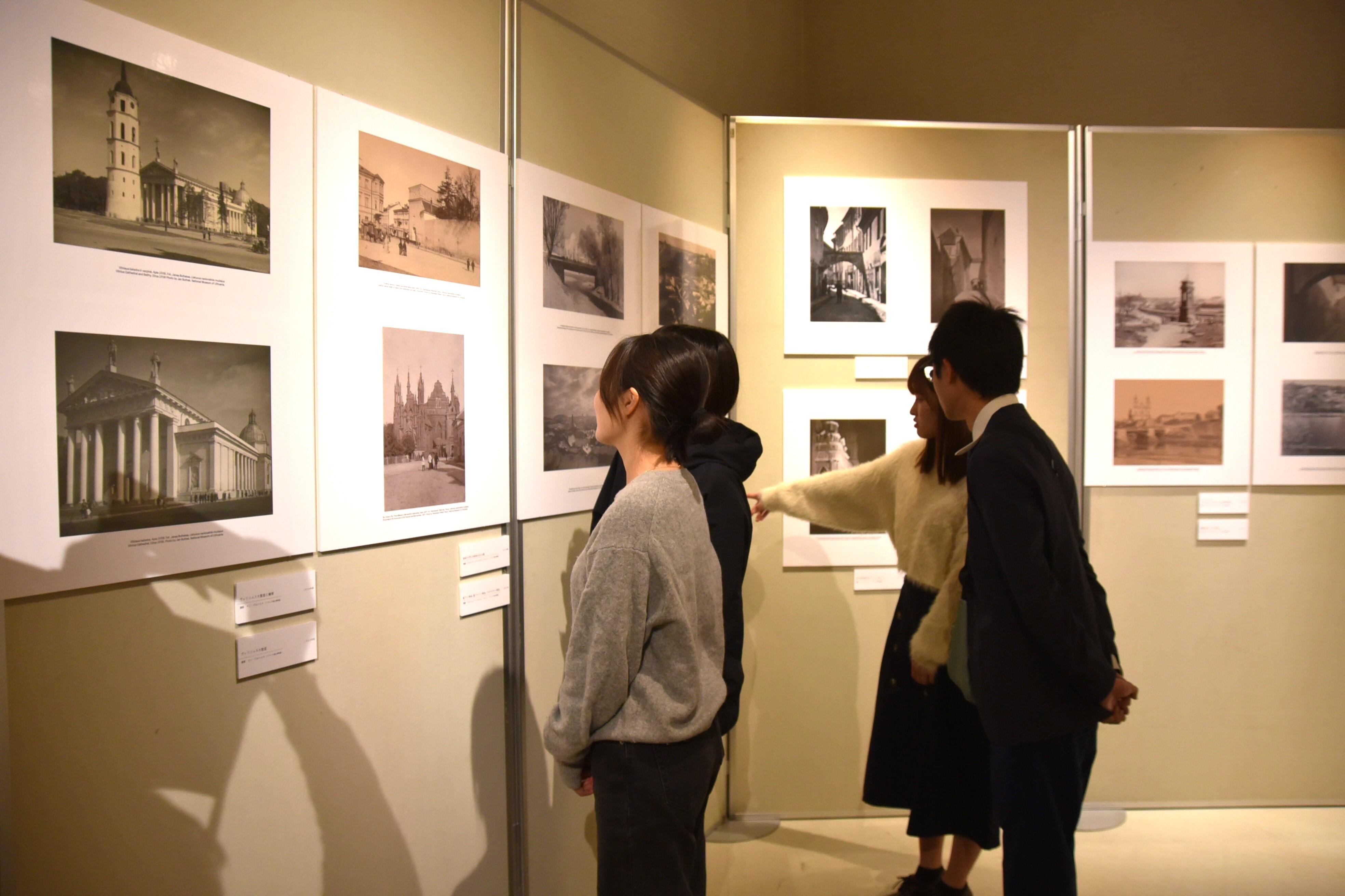 展示された写真に見入る学生たち