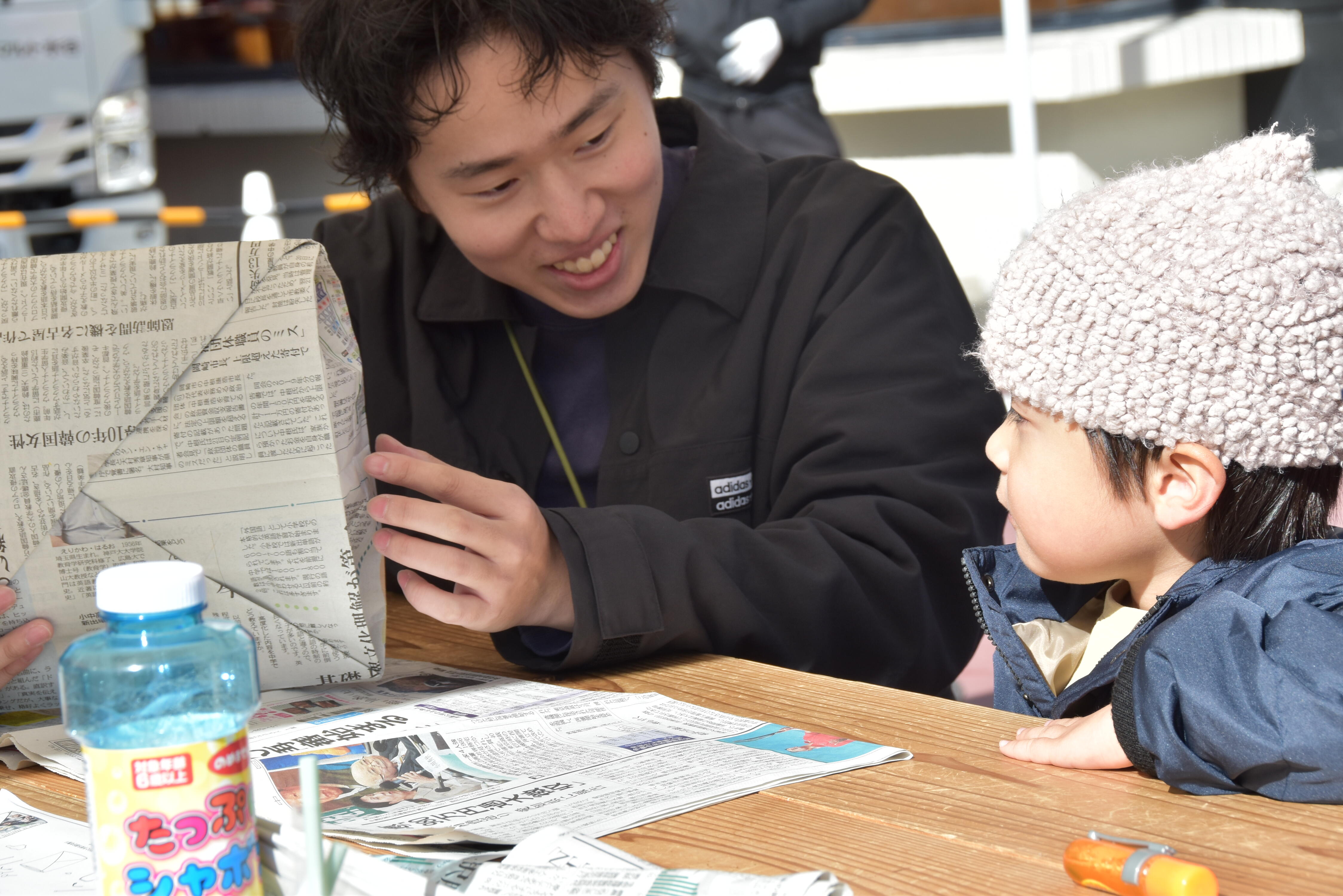 子供と新聞紙エコバックを作る阿部さん