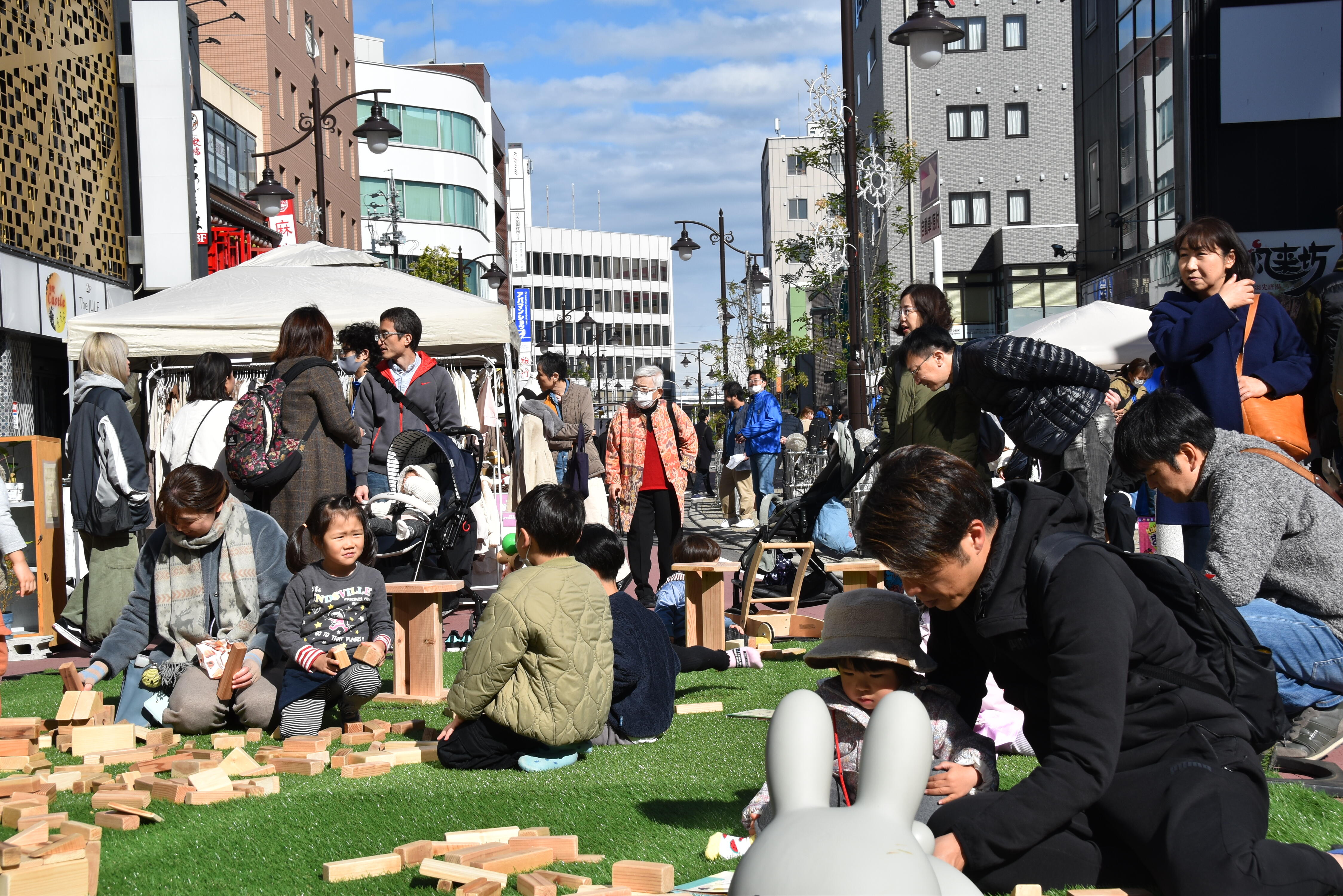 刈谷駅北口に賑わい創出―建築学科の佐藤研究室が共催し、カリマチストリートマルシェを開催―