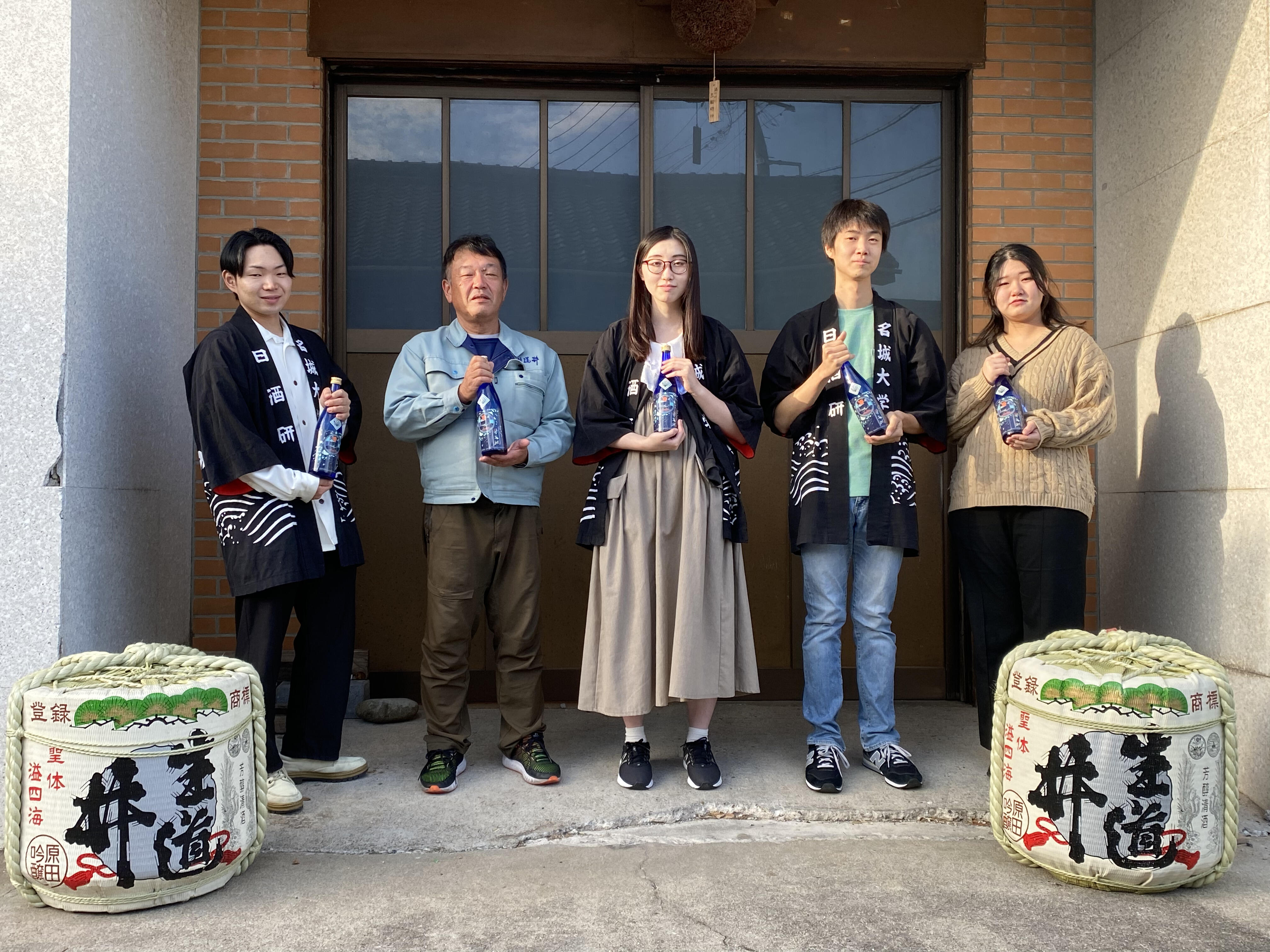 原田酒造の原田晃宏社長（左から2人目）と日本酒研究会のメンバー