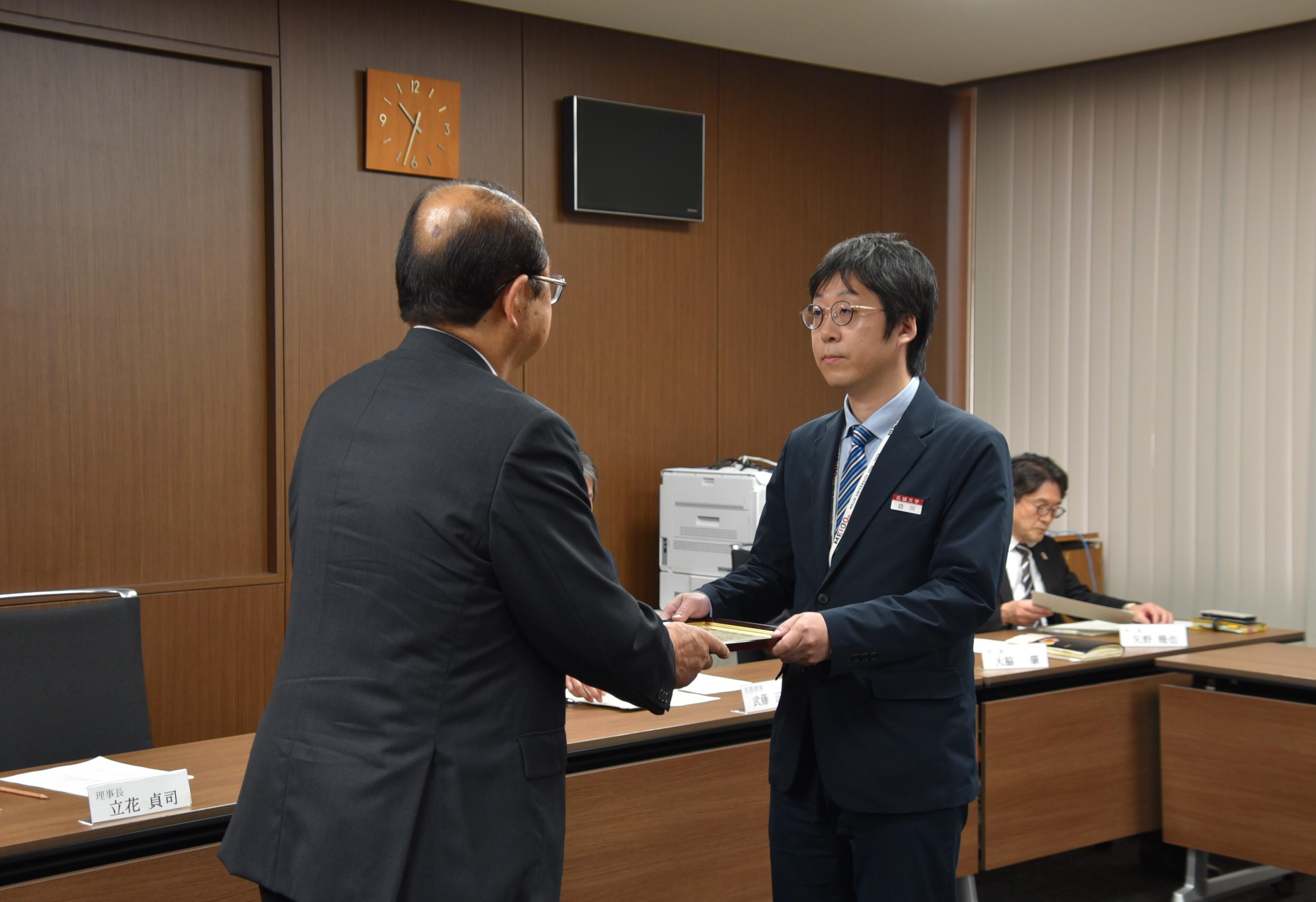 表彰状を受け取る白川さん