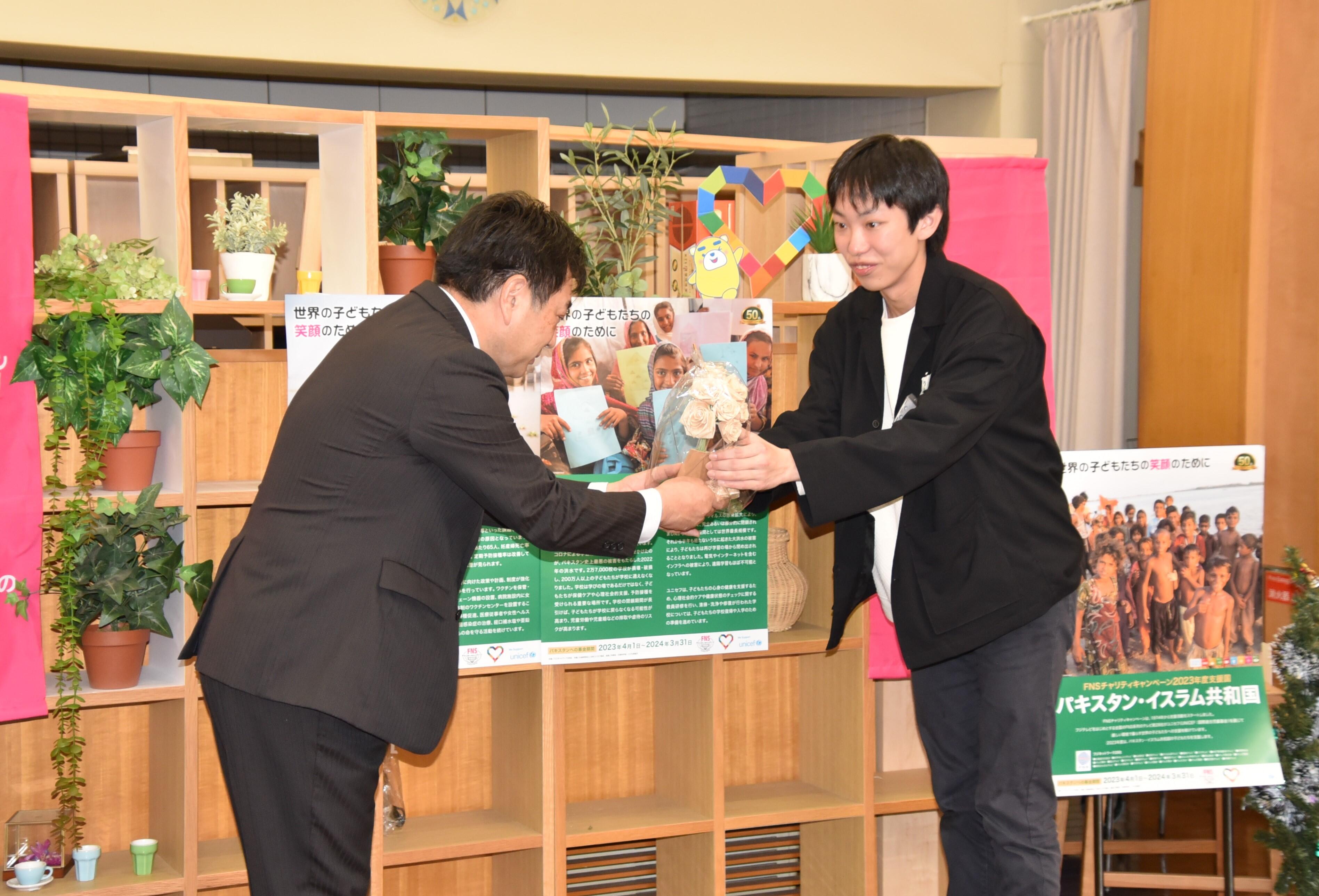 花束を手渡す渡邊さん