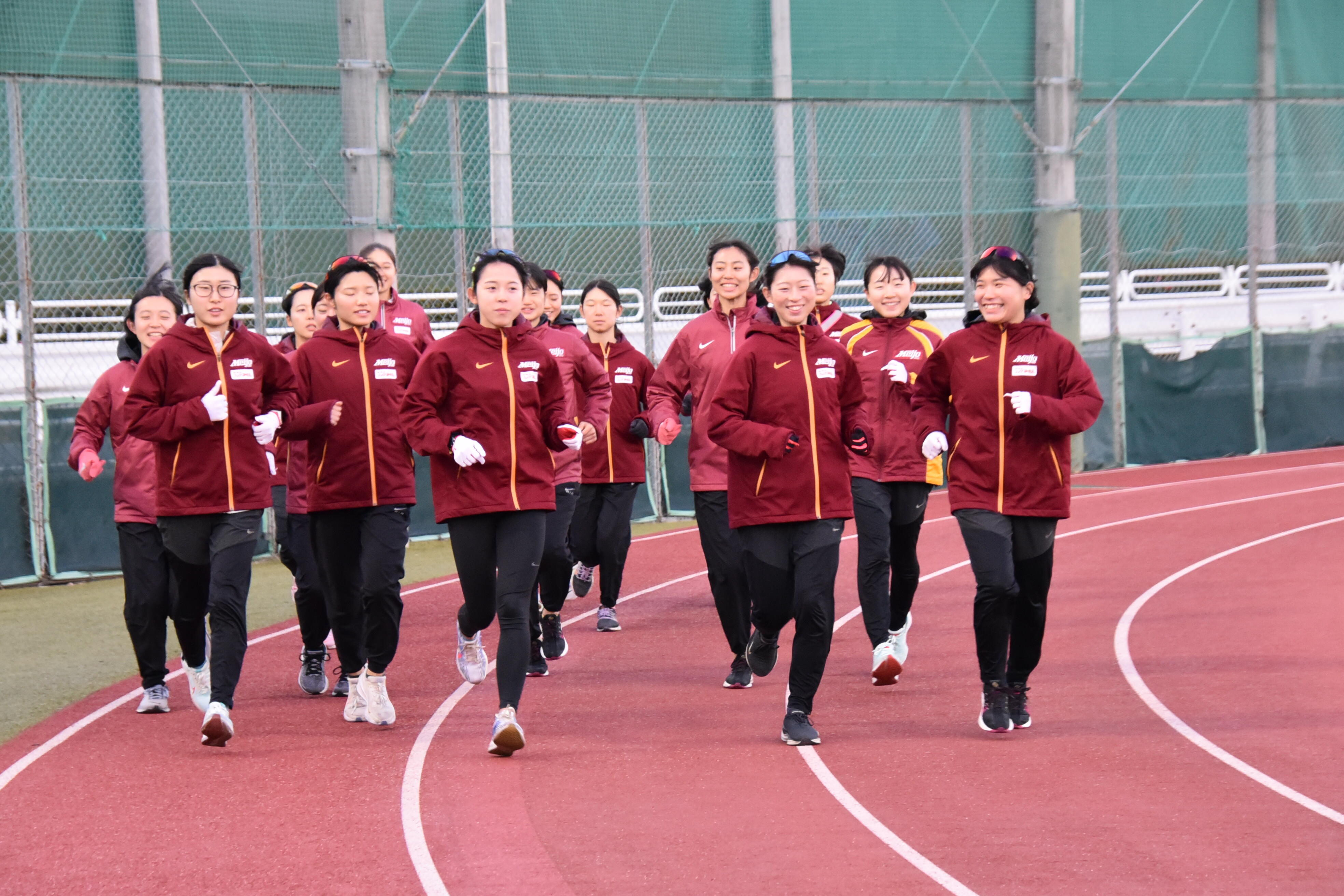 笑顔を見せながらアップする女子駅伝部の選手たち