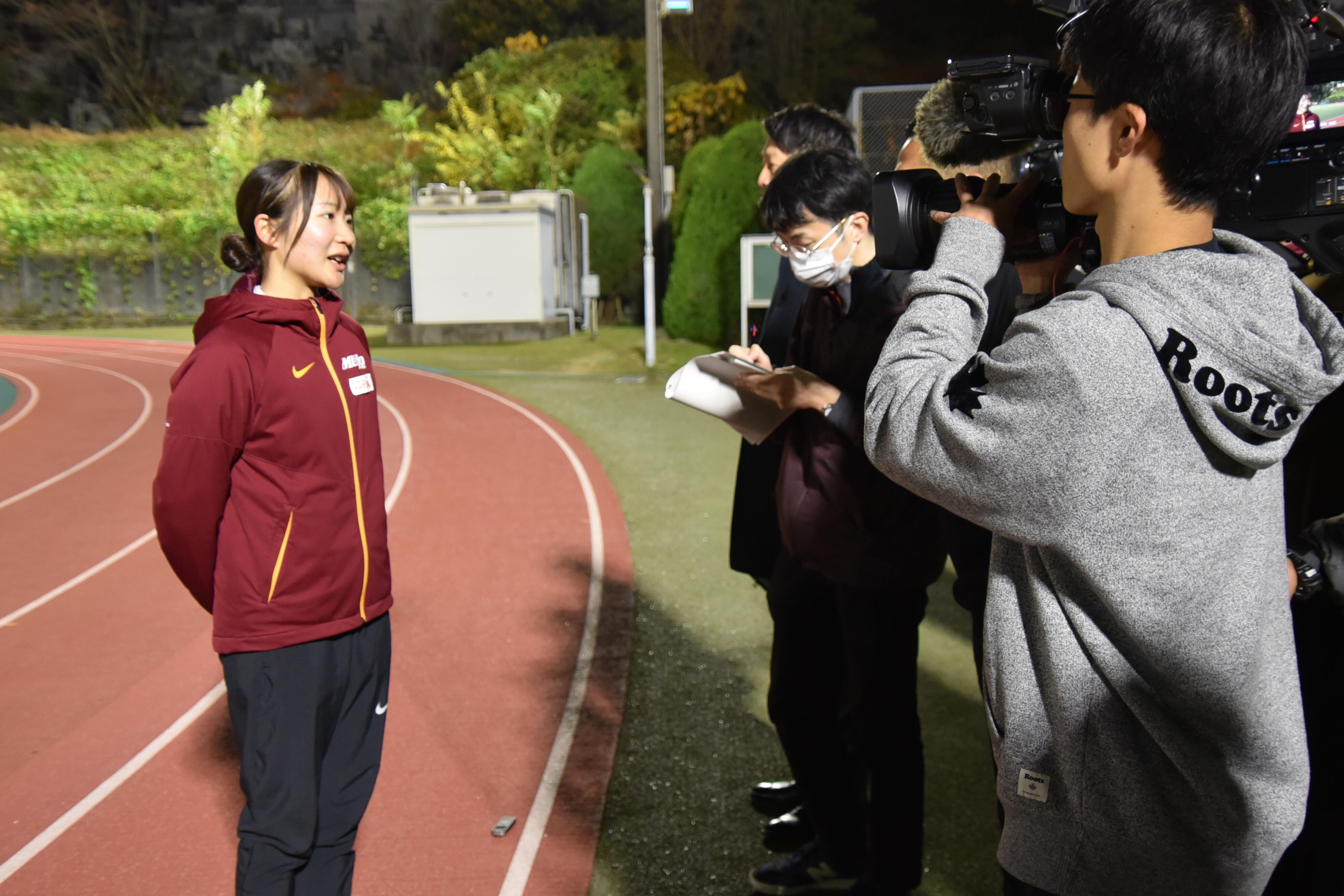 テレビ静岡などのインタビューに答える米澤選手