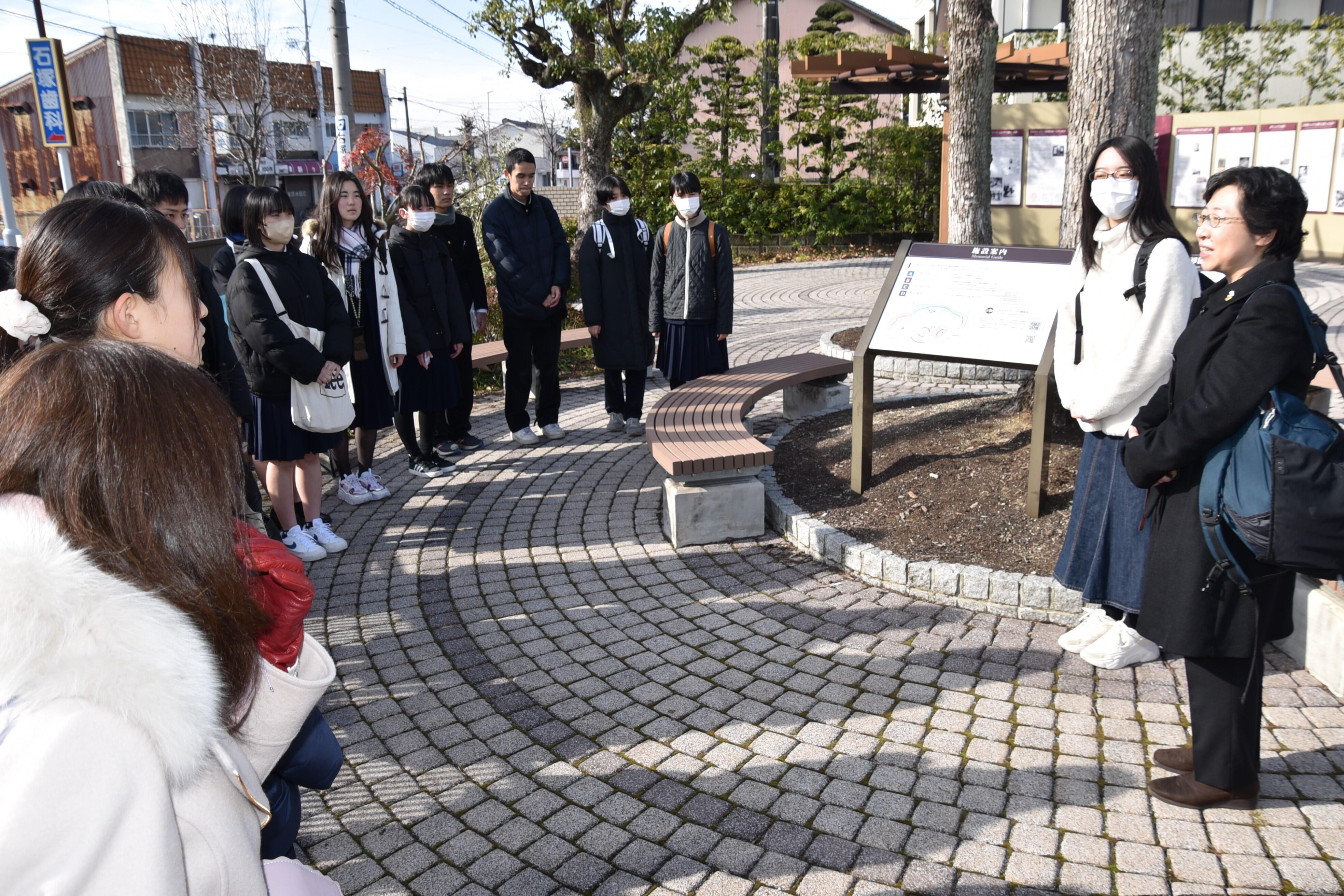 「杉原千畝と難民に関する研修プログラム」に参加した人間学部の志村ゆず准教授（右）も駆けつけた