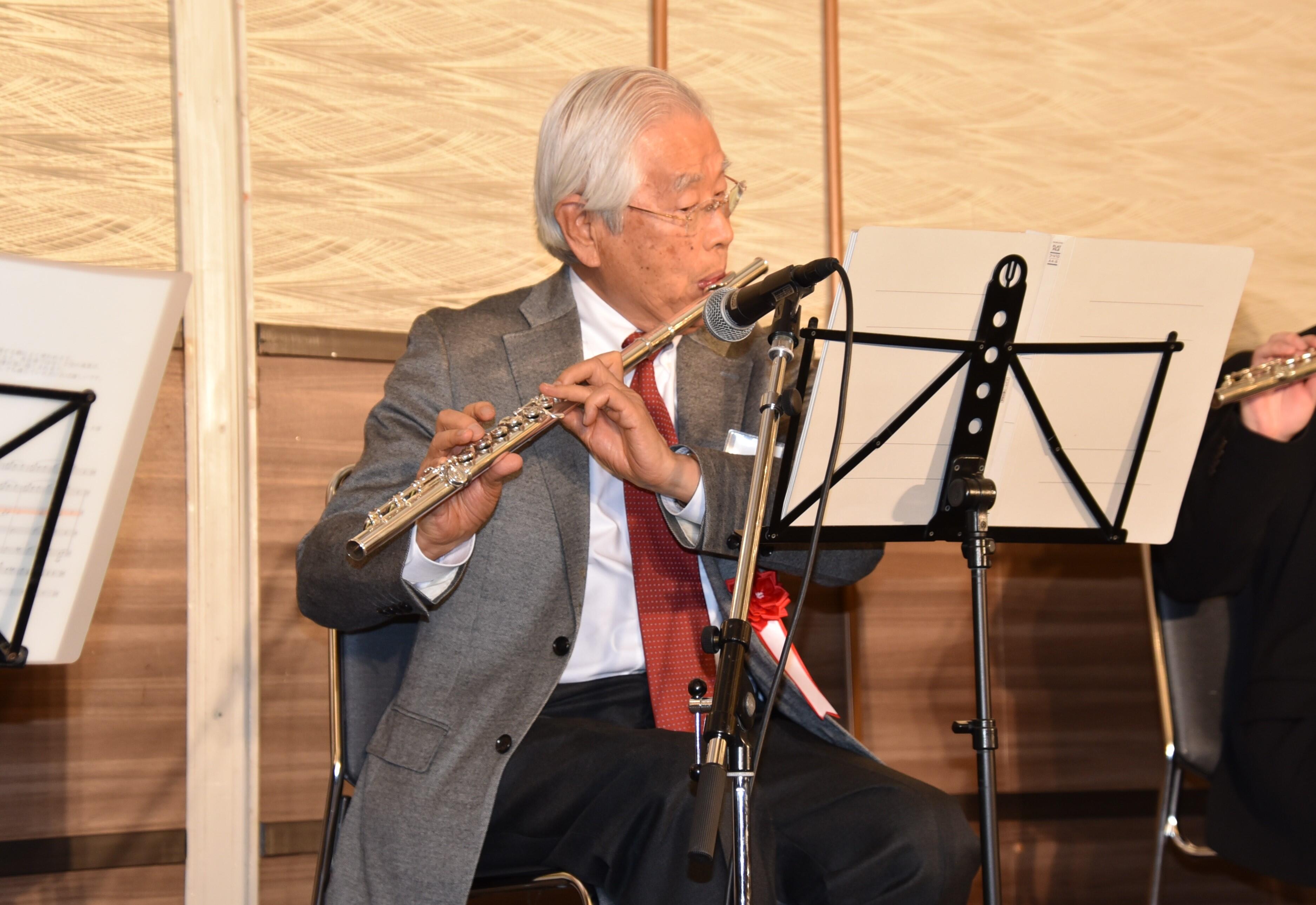 フルートを演奏する飯島終身教授