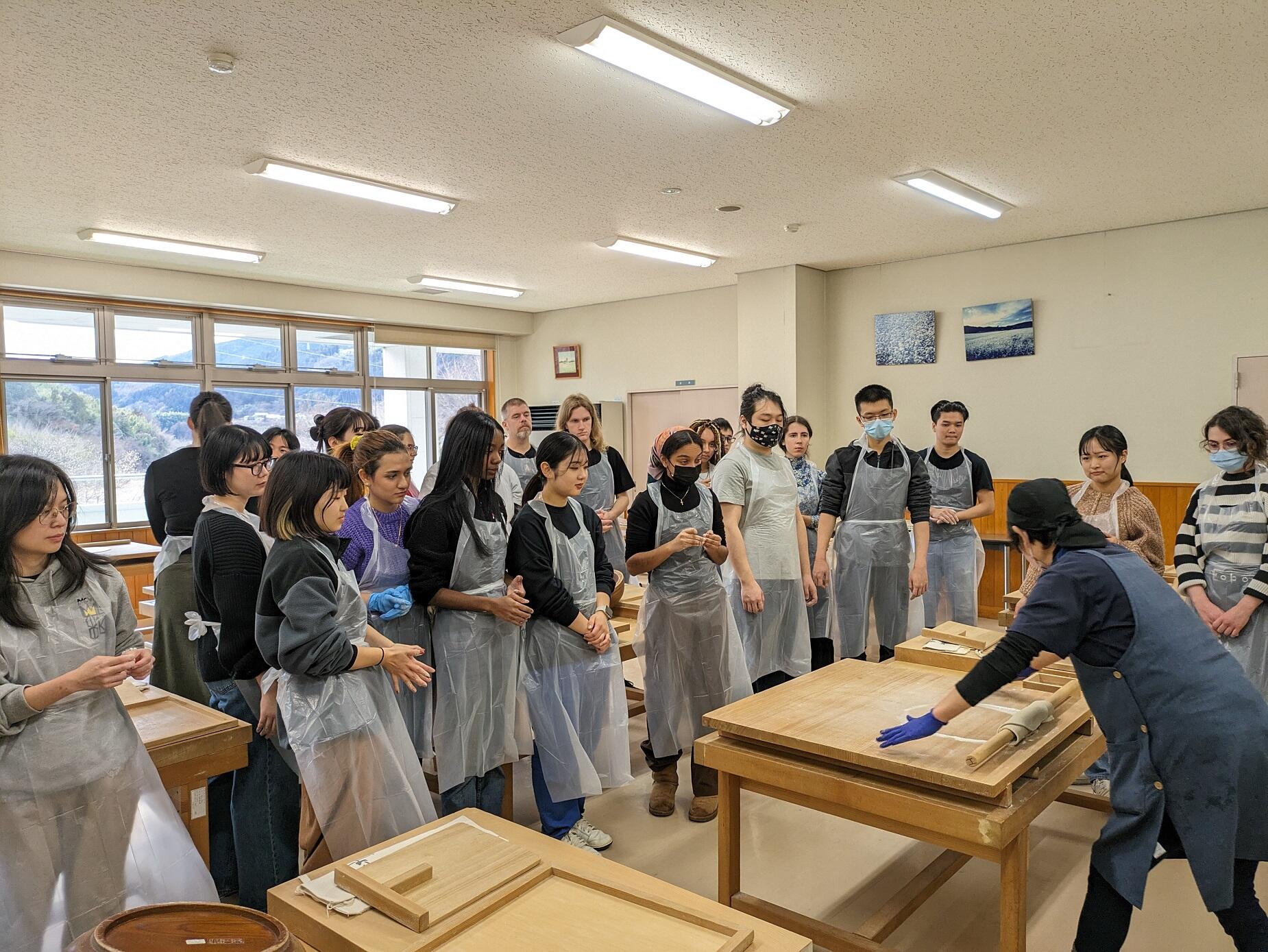 先生のレクチャーを受ける学生たち