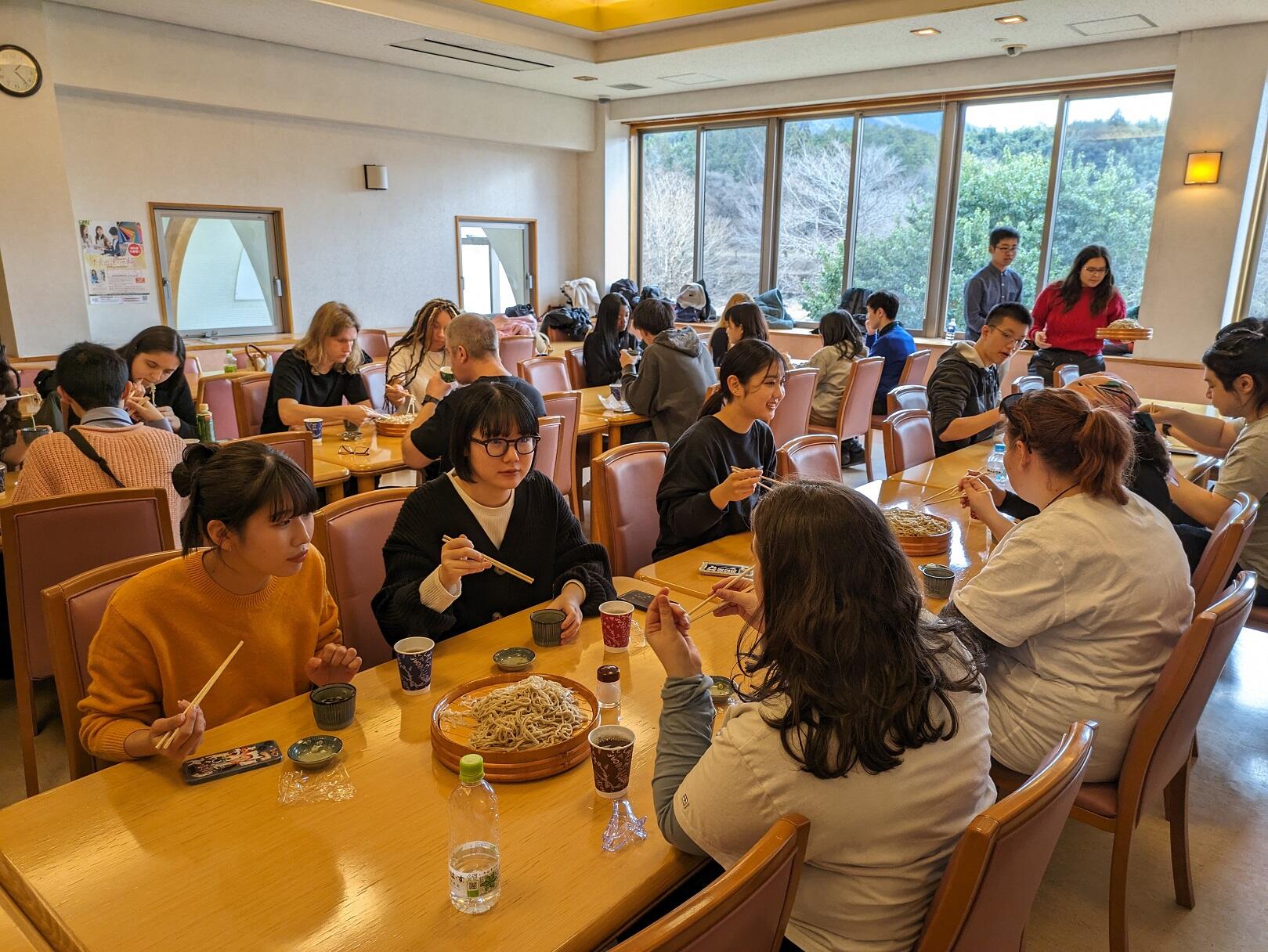 完成したそばを食べる学生たち