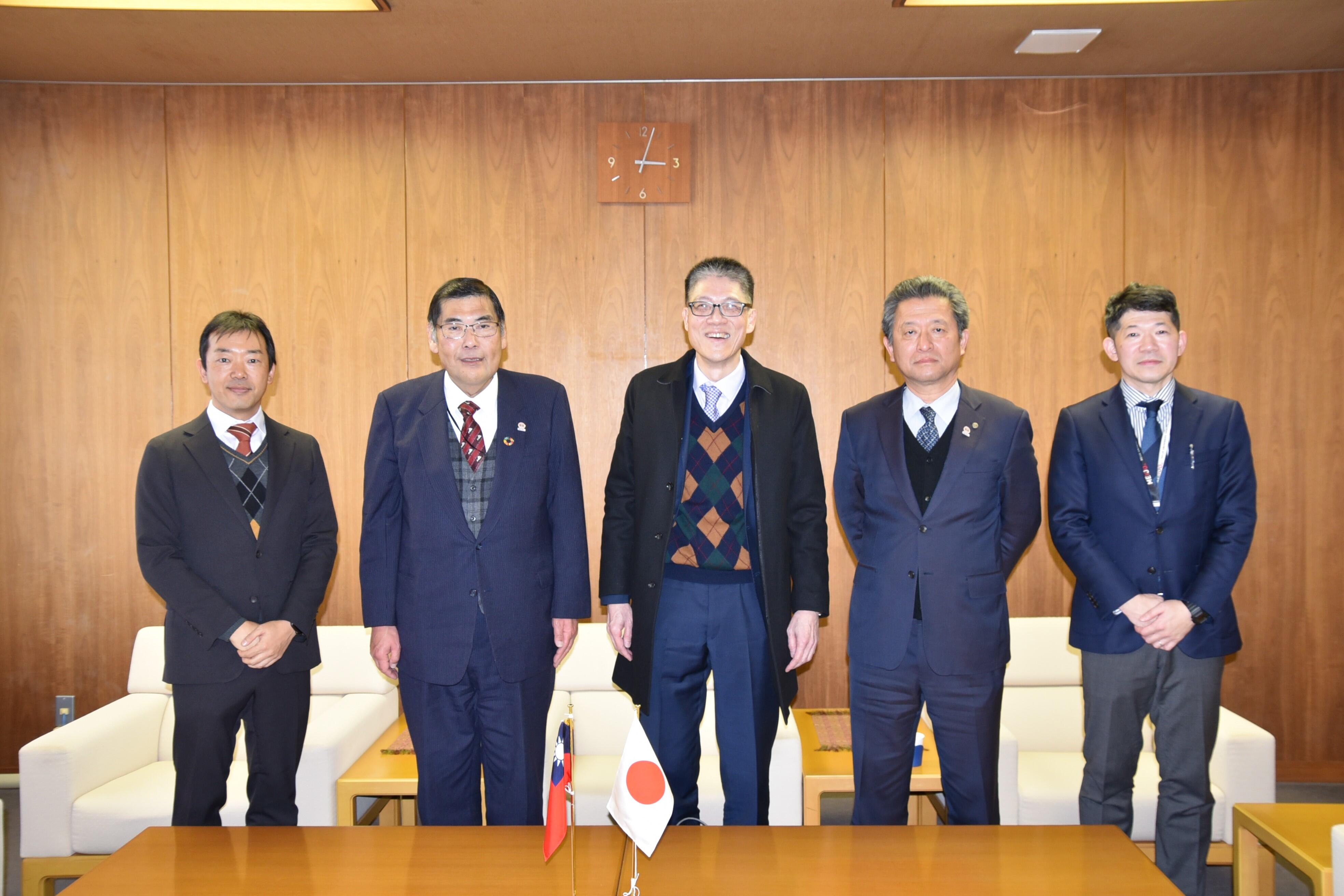 国際化推進センターからセンター長の津村文彦外国語学部教授（左端）らも同席