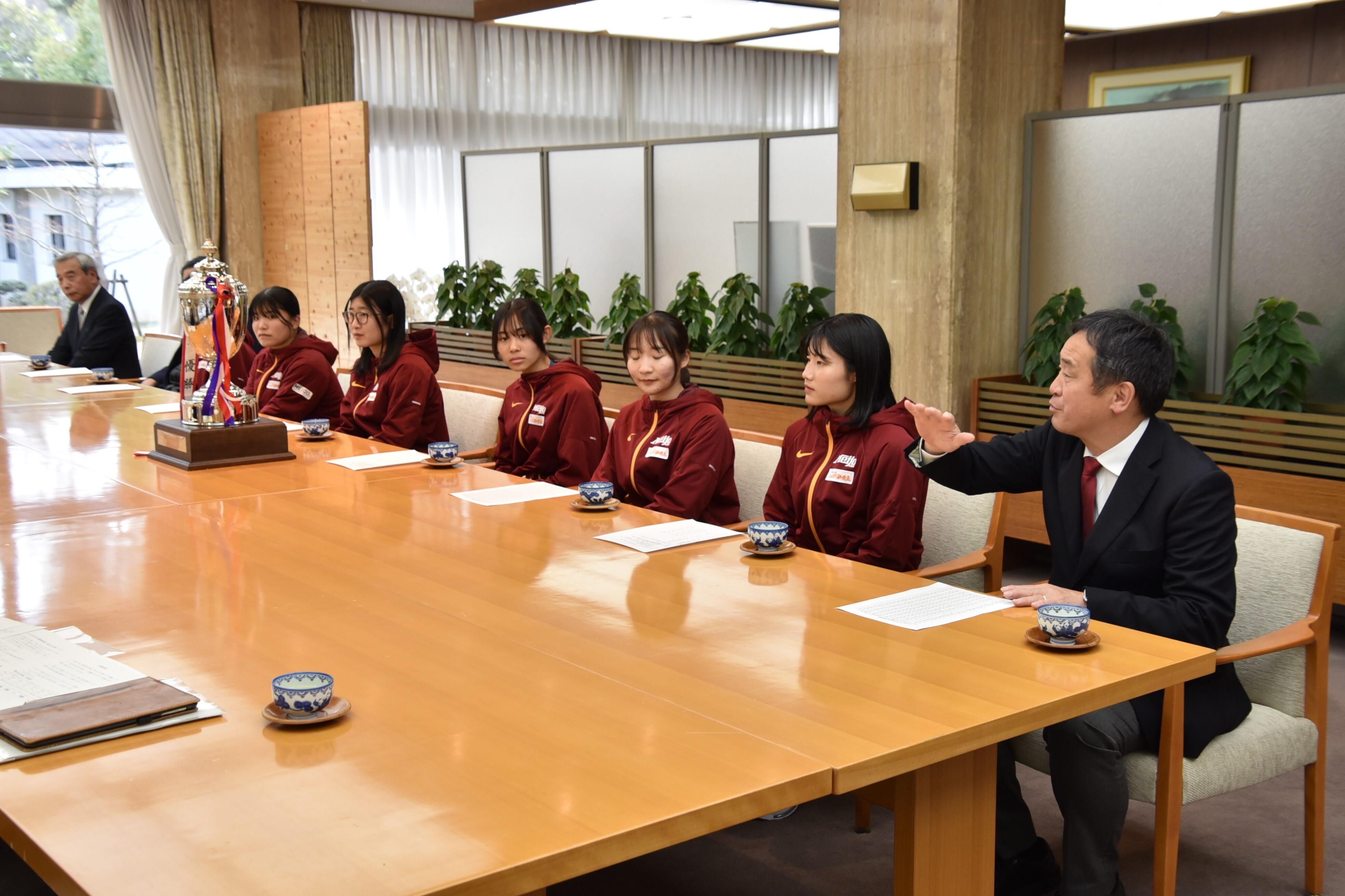 大会を振り返る米田監督（右端）