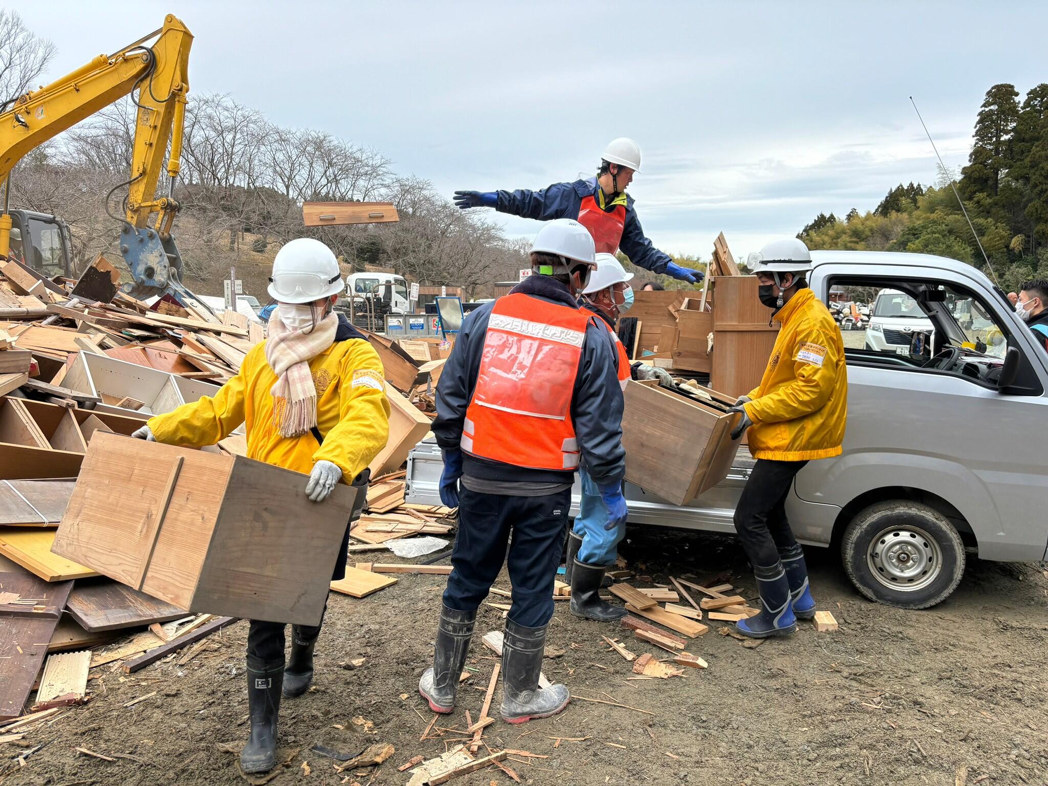 災害ごみの仮置き場で