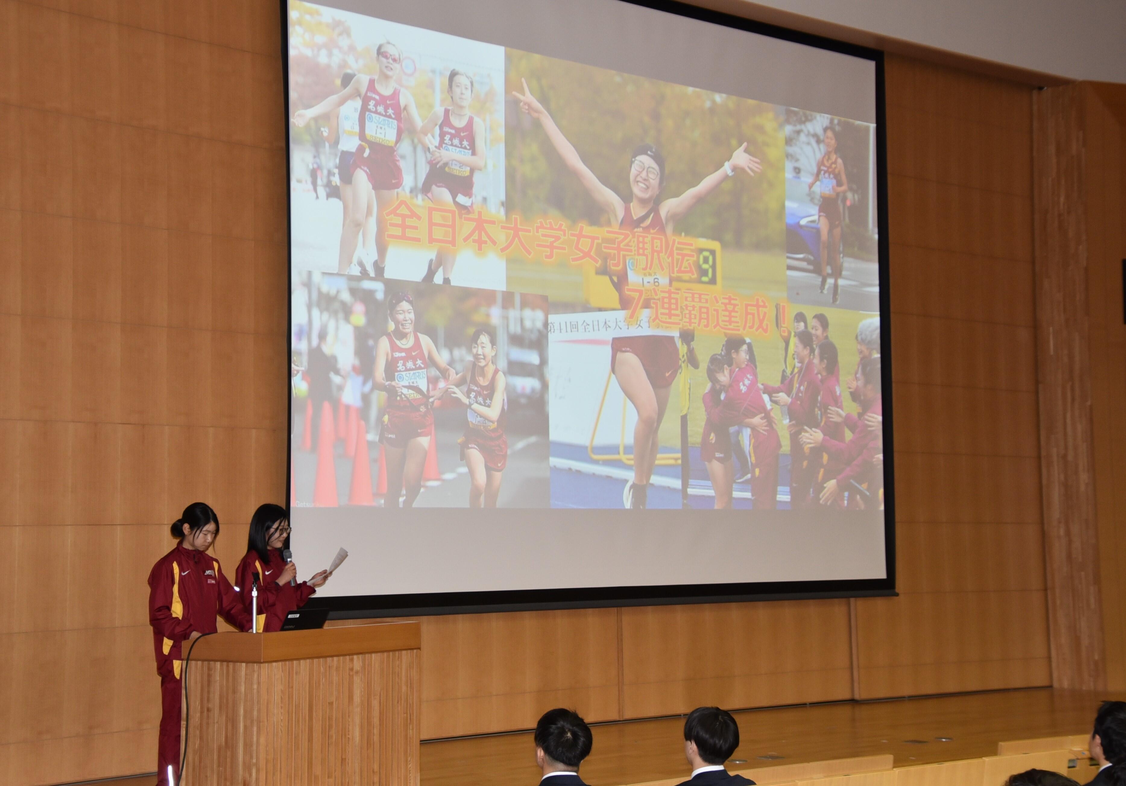 「総合的な戦力はこれまでで一番でした」と報告する女子駅伝部の谷本主将（右）