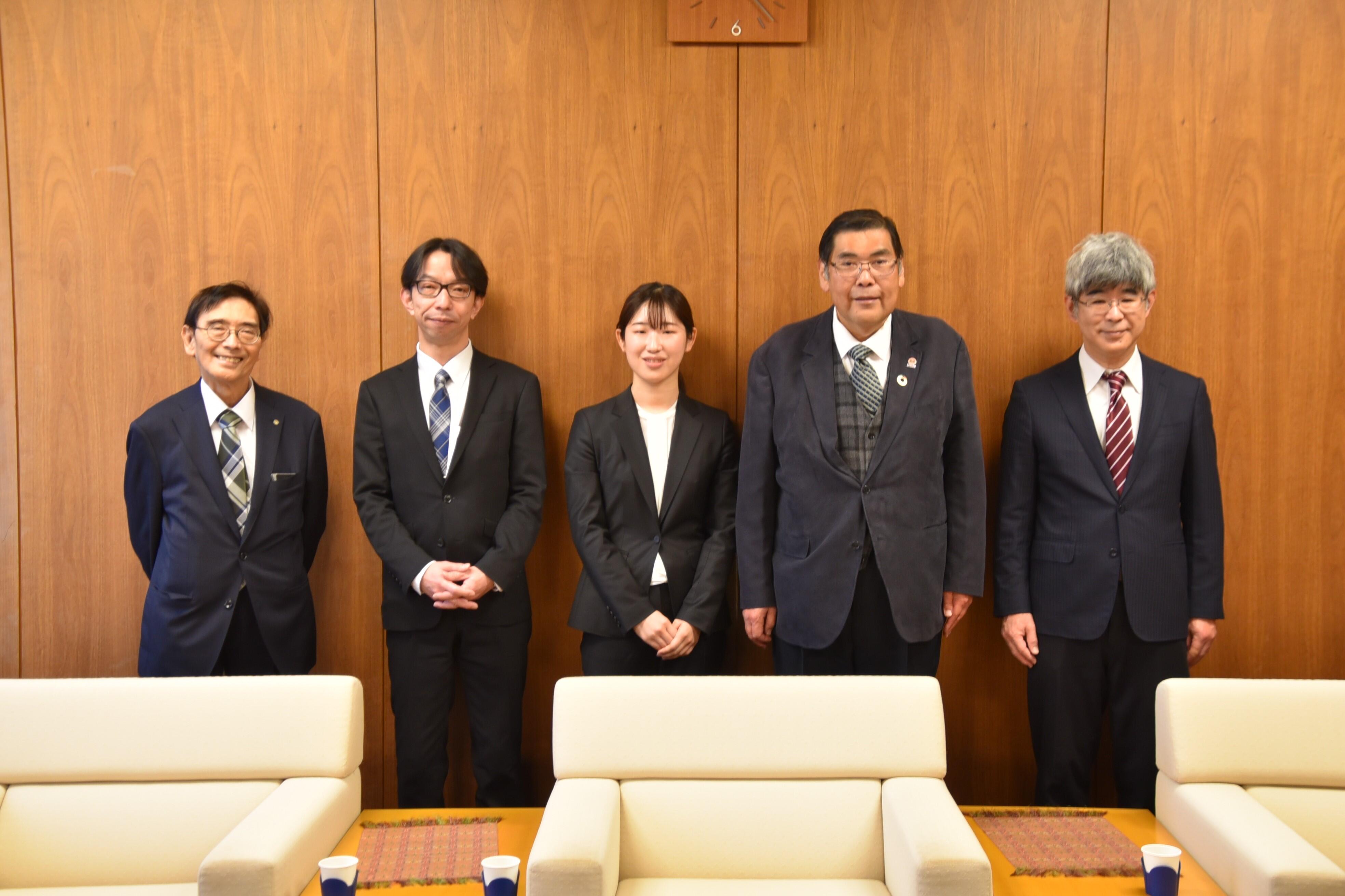 学長訪問後の記念撮影。（右から）前田法学部長、小原学長、酒井さん、朝倉さん、八神さん