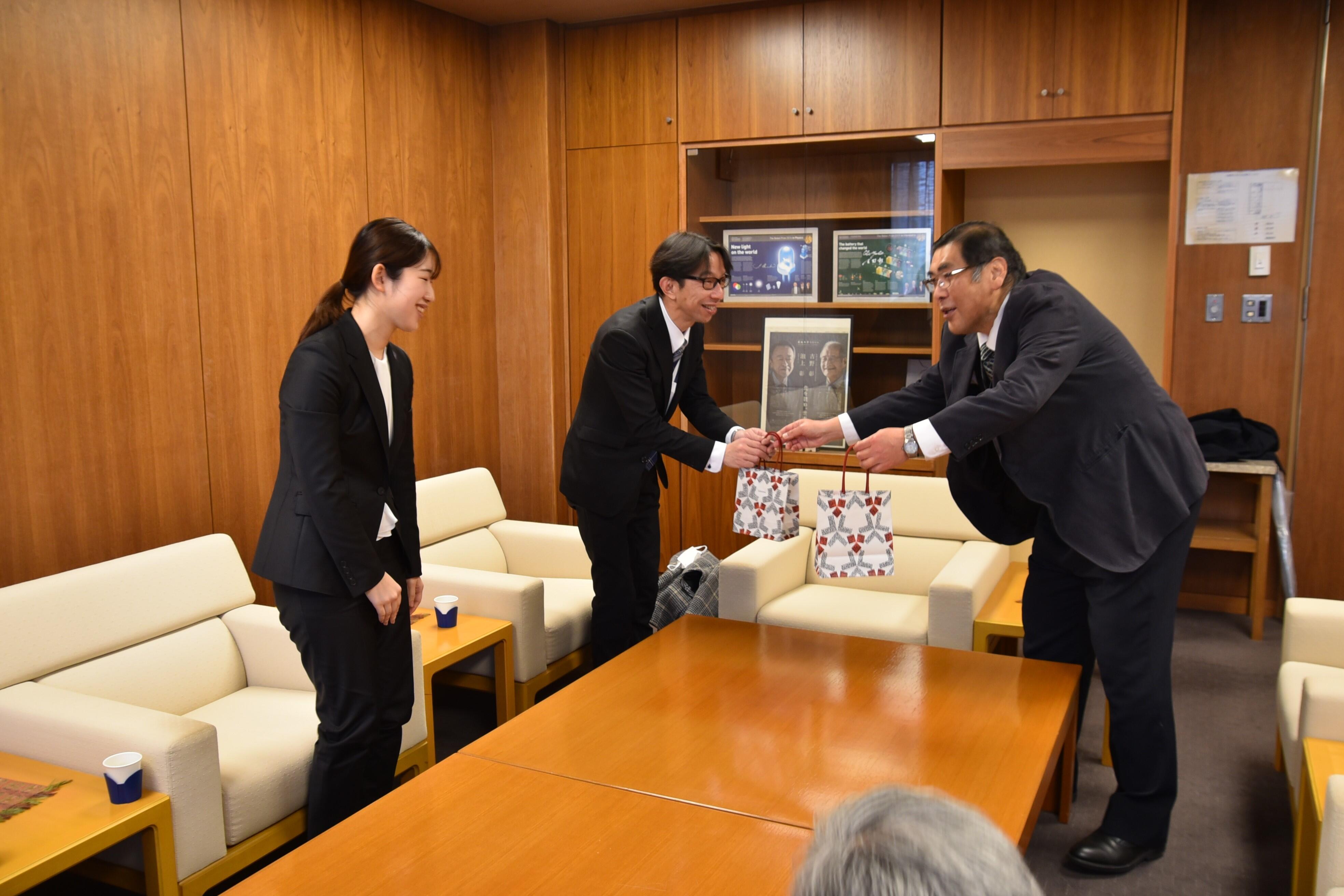 記念品を贈る小原が学長