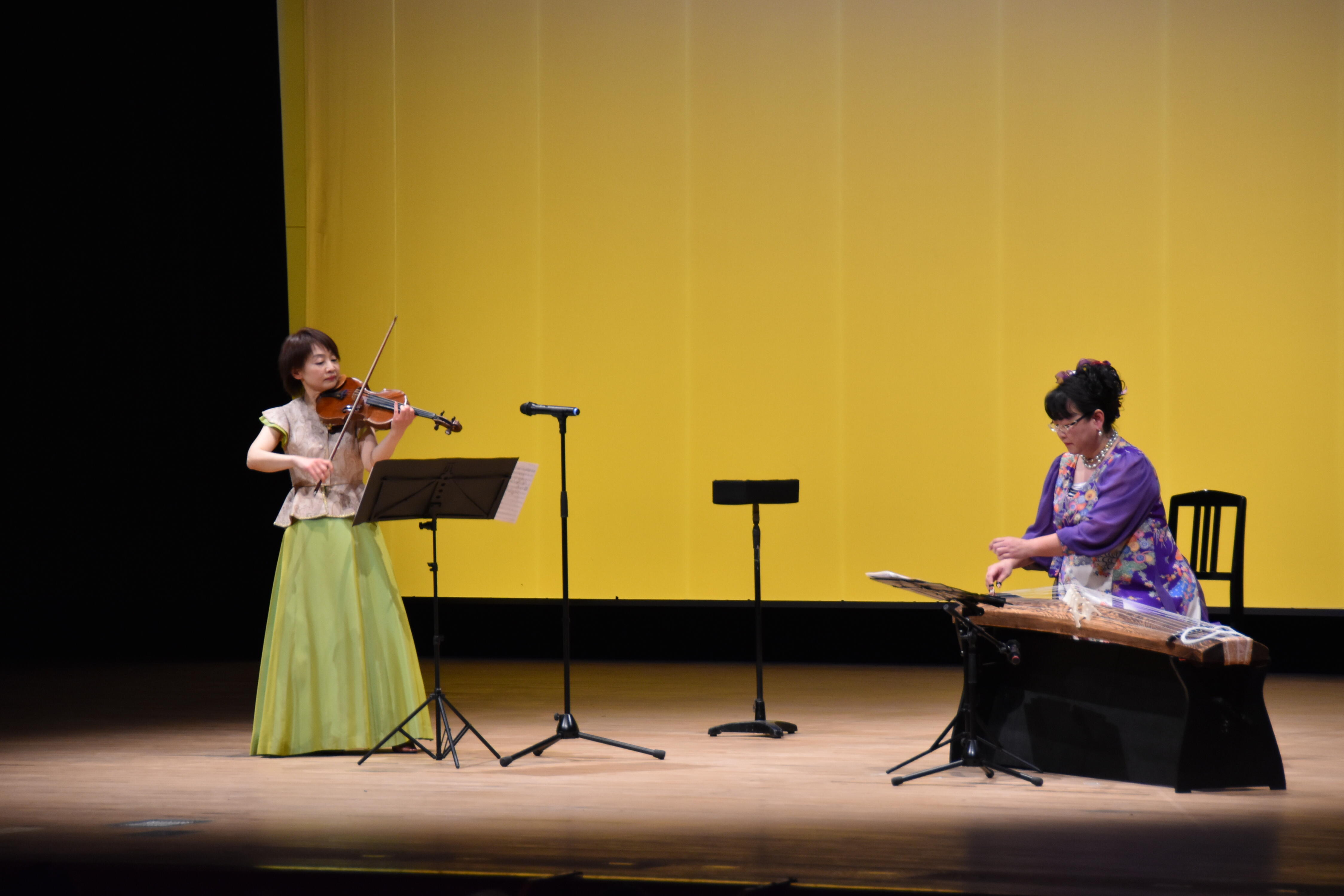 ヴァイオリン演奏者の大橋淑恵さん（左）と箏演奏者の笹野大栄さん