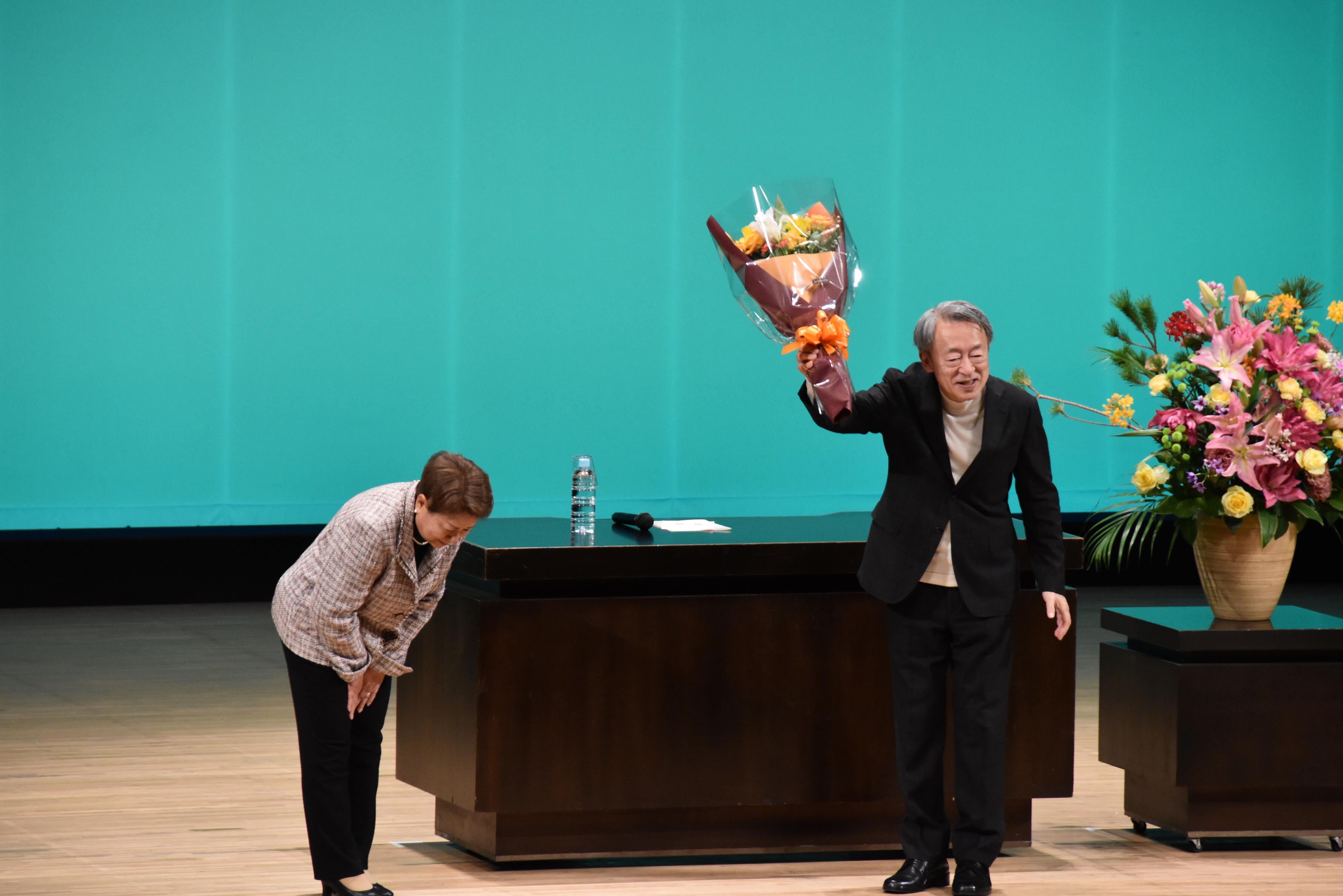講演会終了後、花束を受け取る池上教授