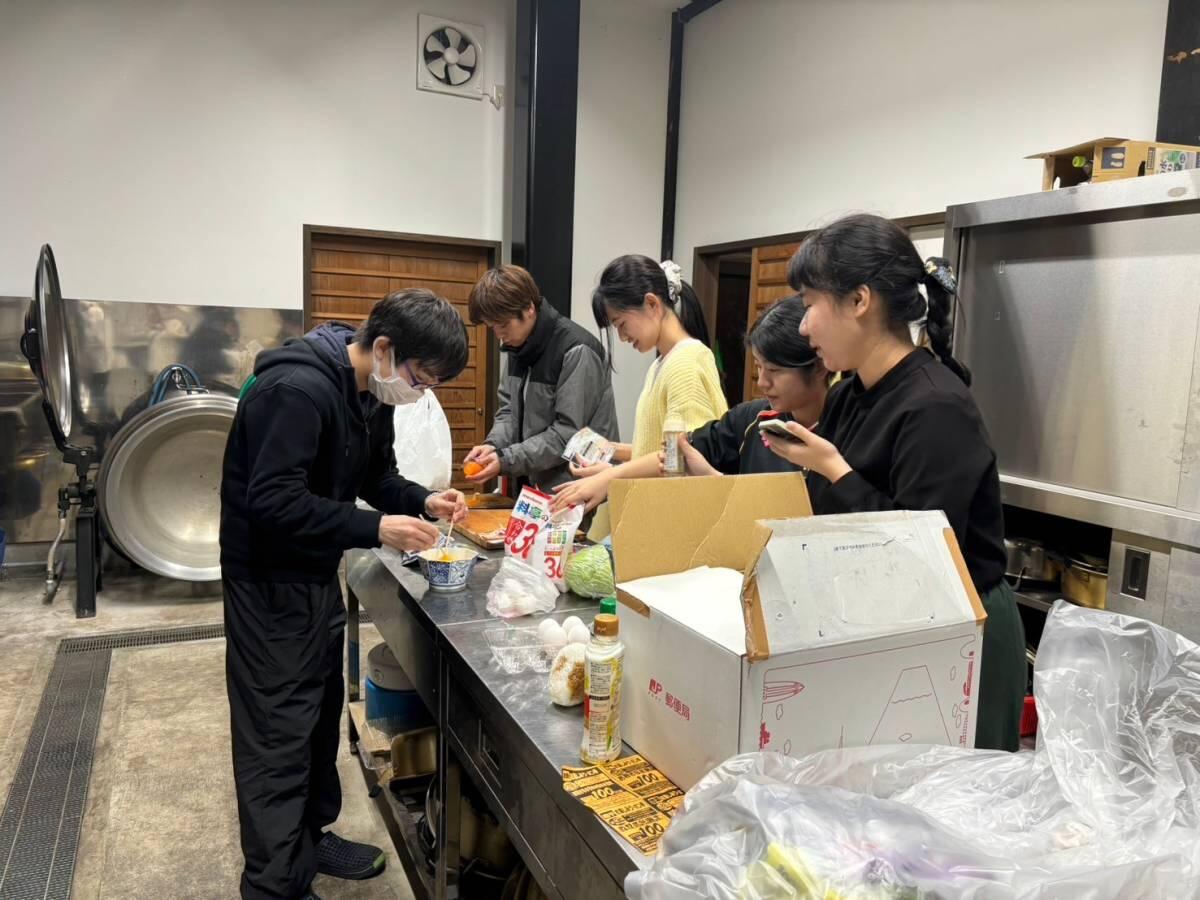 食事は自炊。拠点の善徳寺で夕食作り