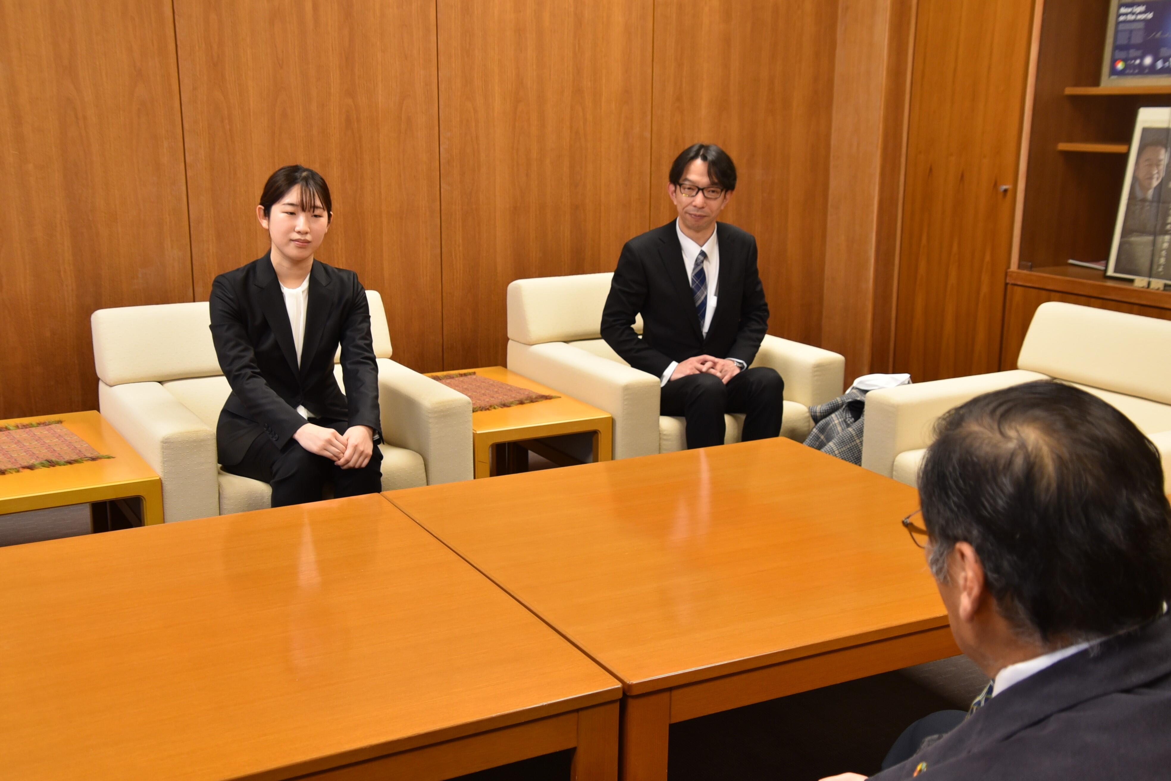 小原学長（右）と懇談する酒井さん（左）、朝倉さん