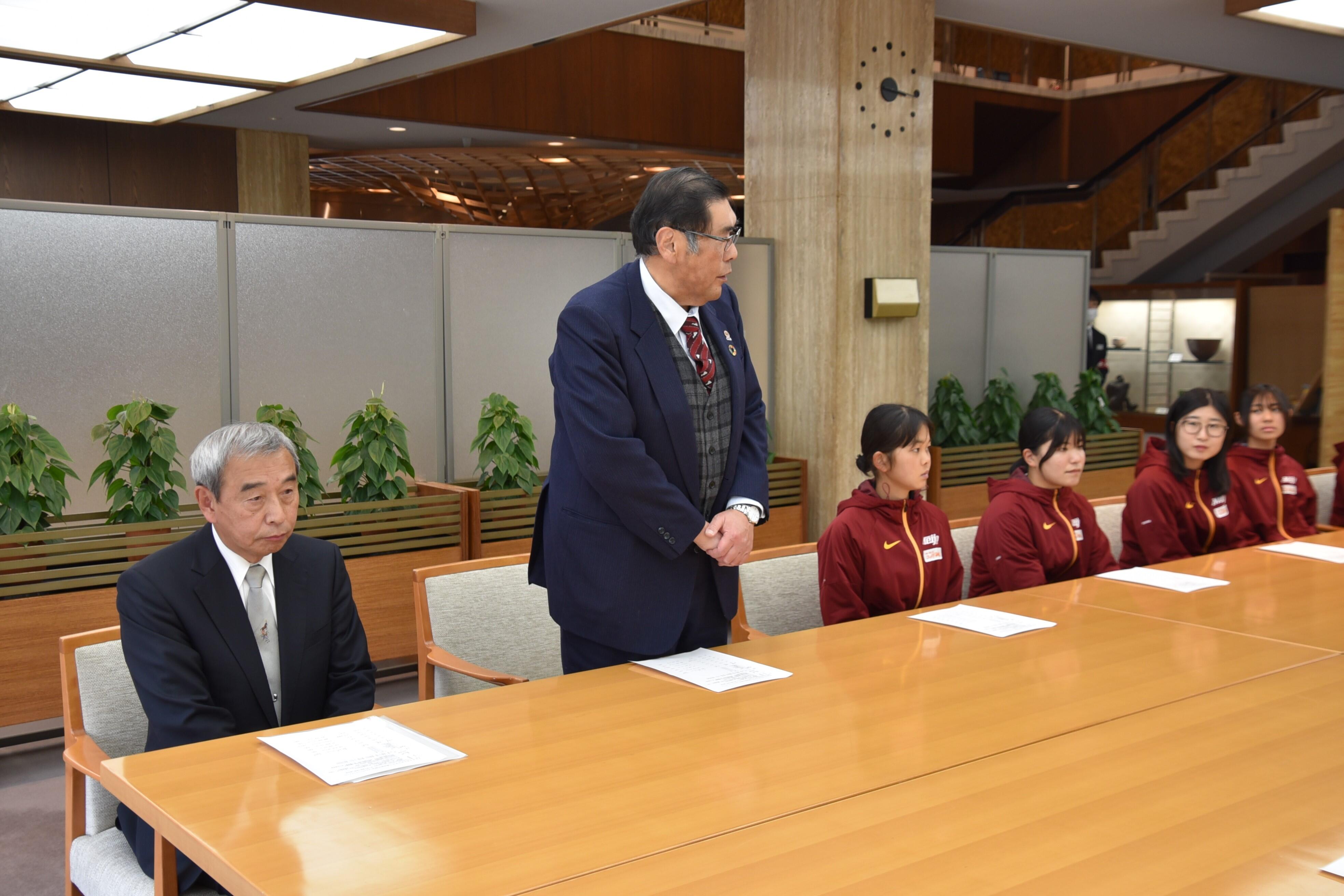 挨拶する小原学長