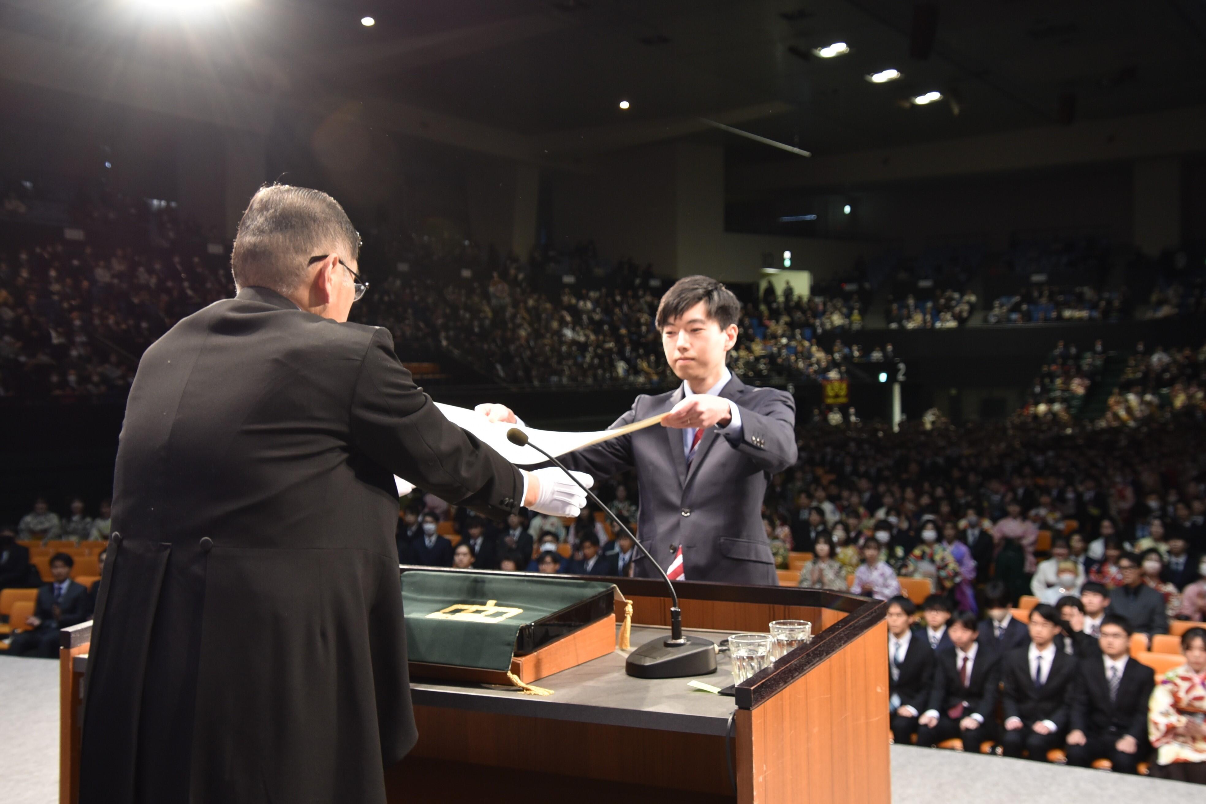 学位を授与される理工学研究科博士課程の竹本修さん