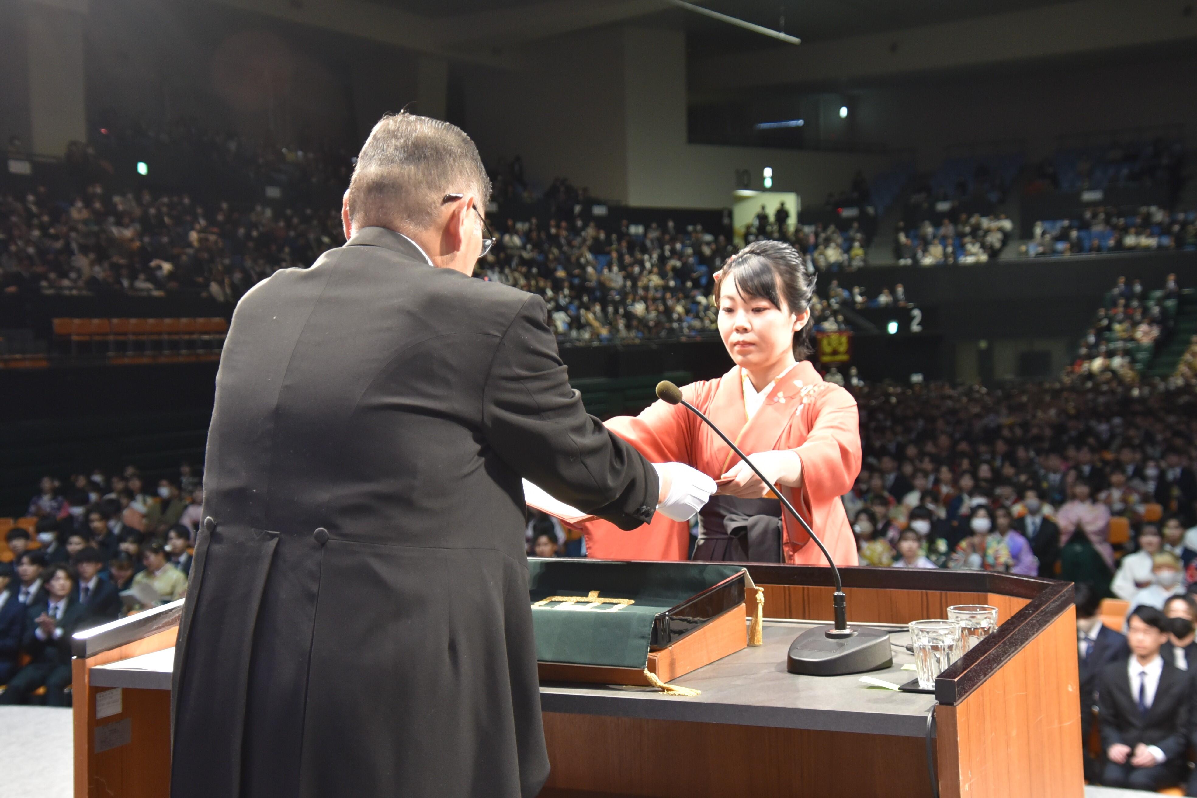 法学部代表の伴真悠子さん