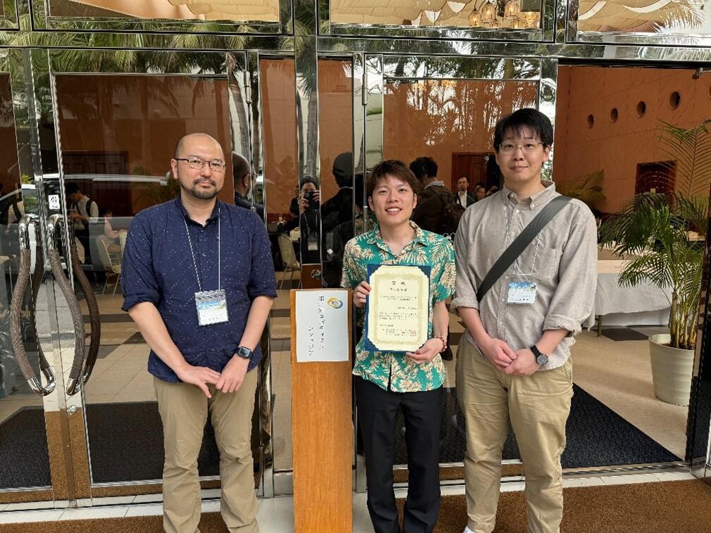 左から目黒准教授、受賞者の青木さん、産業技術総合研究所の小出健司氏