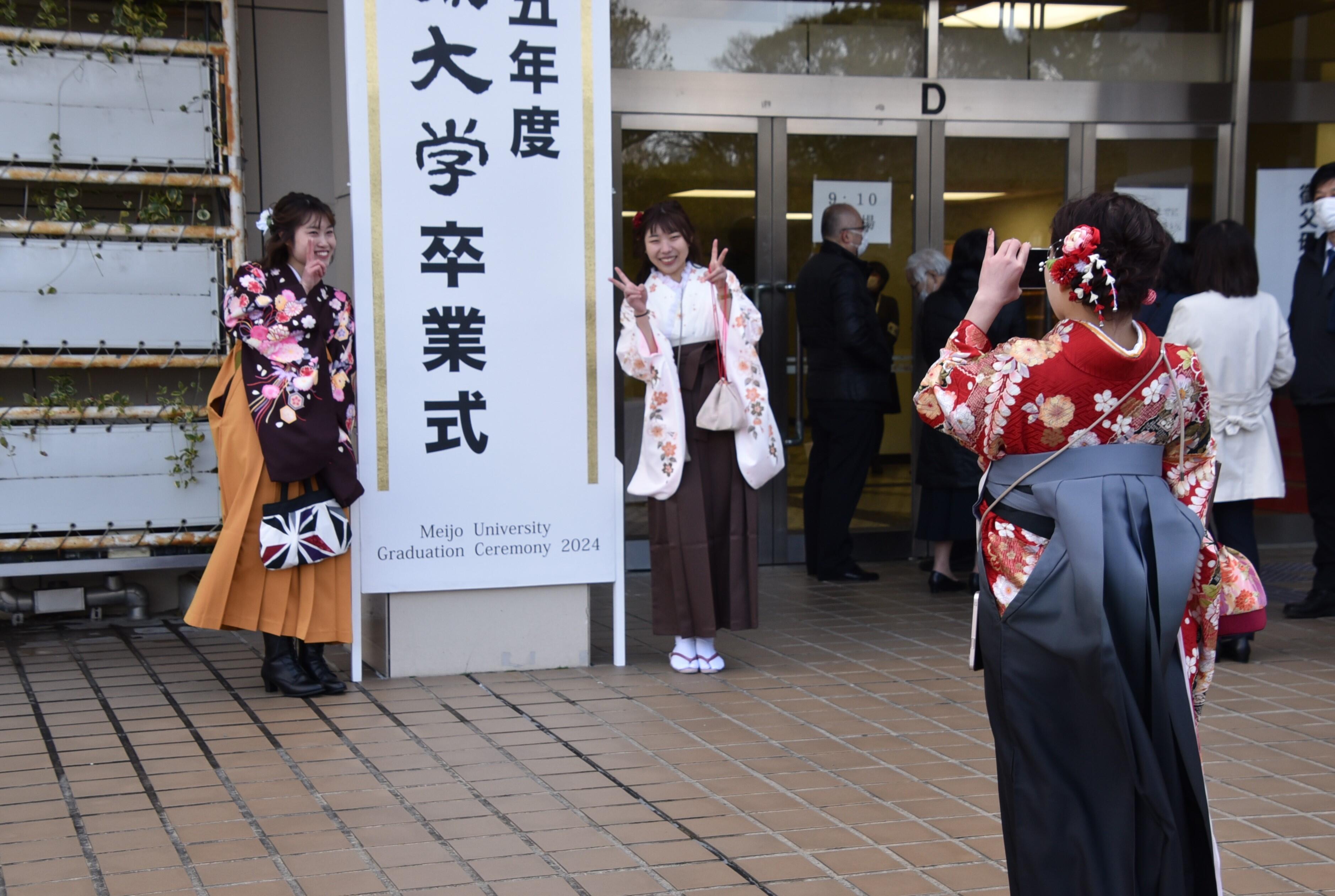 式場入り口前で記念撮影