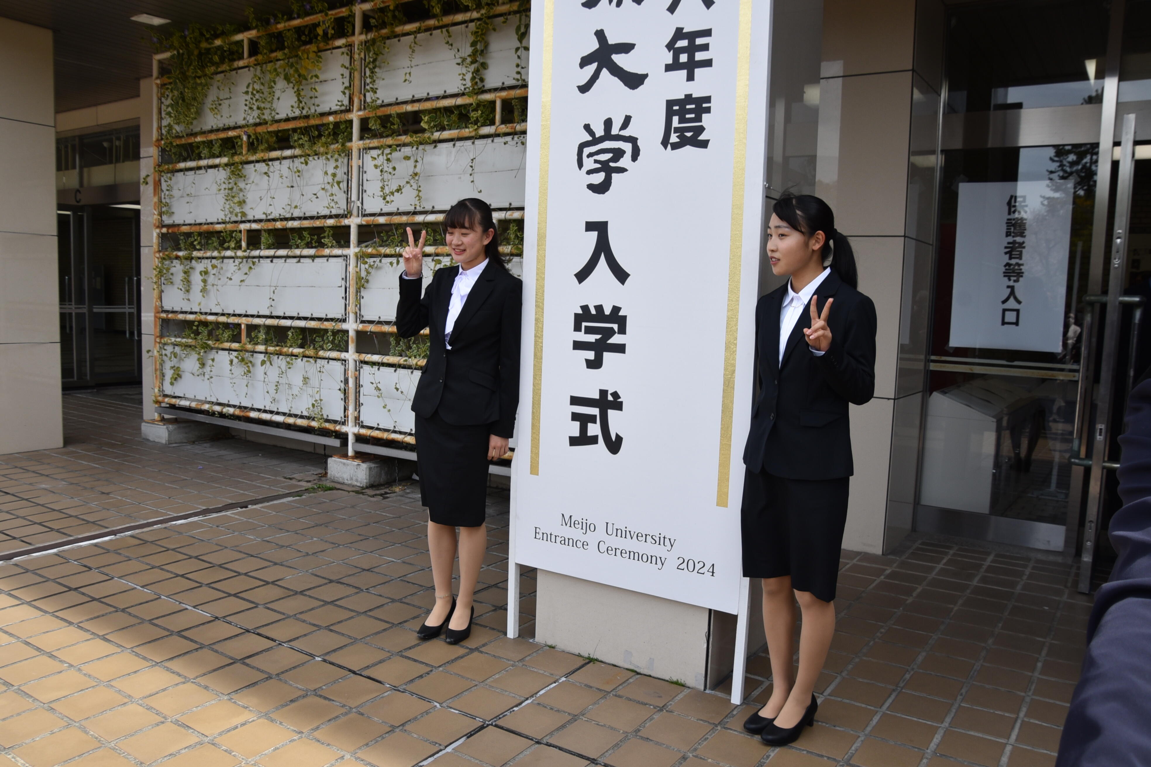 女子駅伝部の新入部員２人も記念撮影