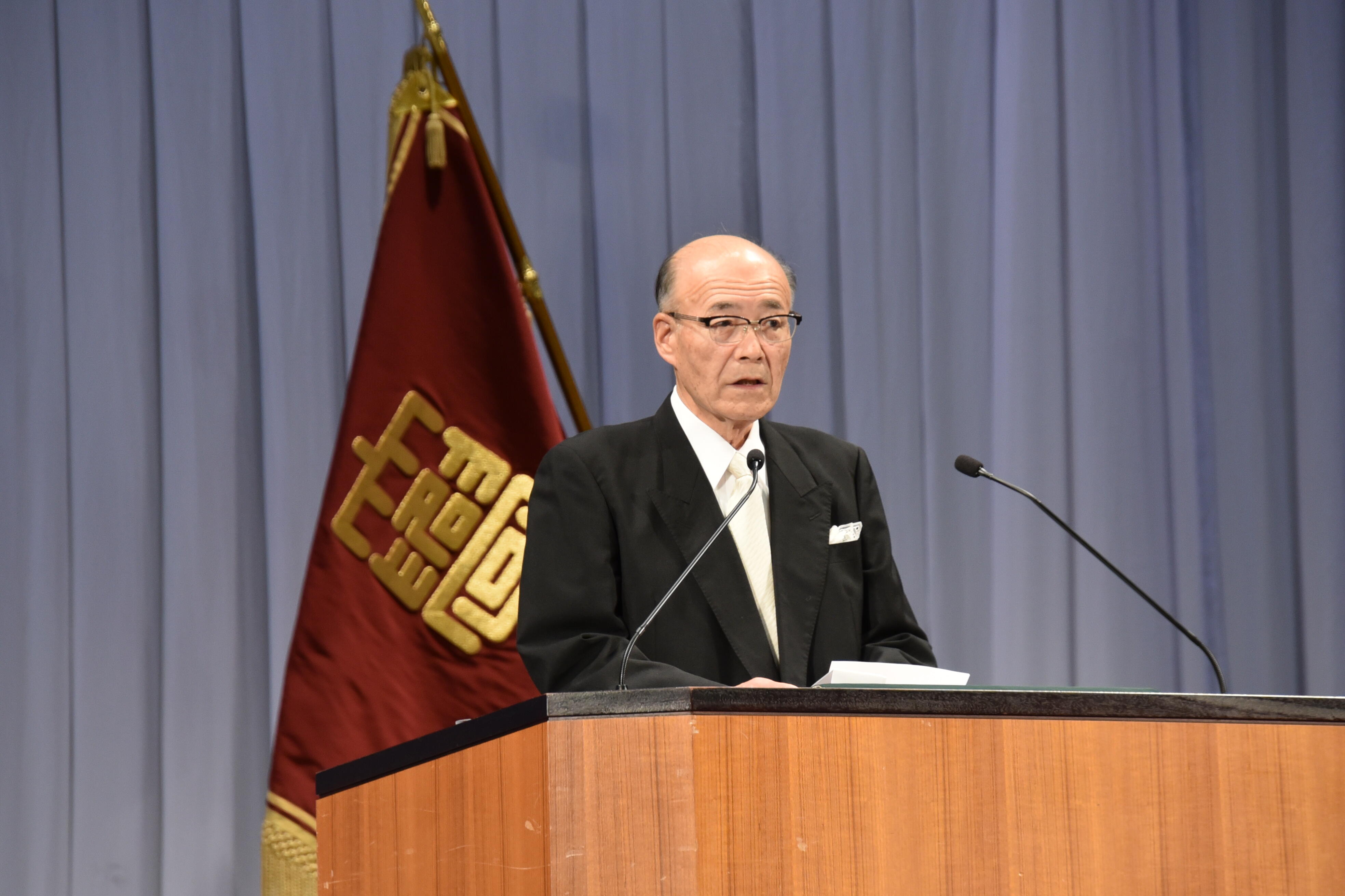 祝辞を述べる校友会の森会長