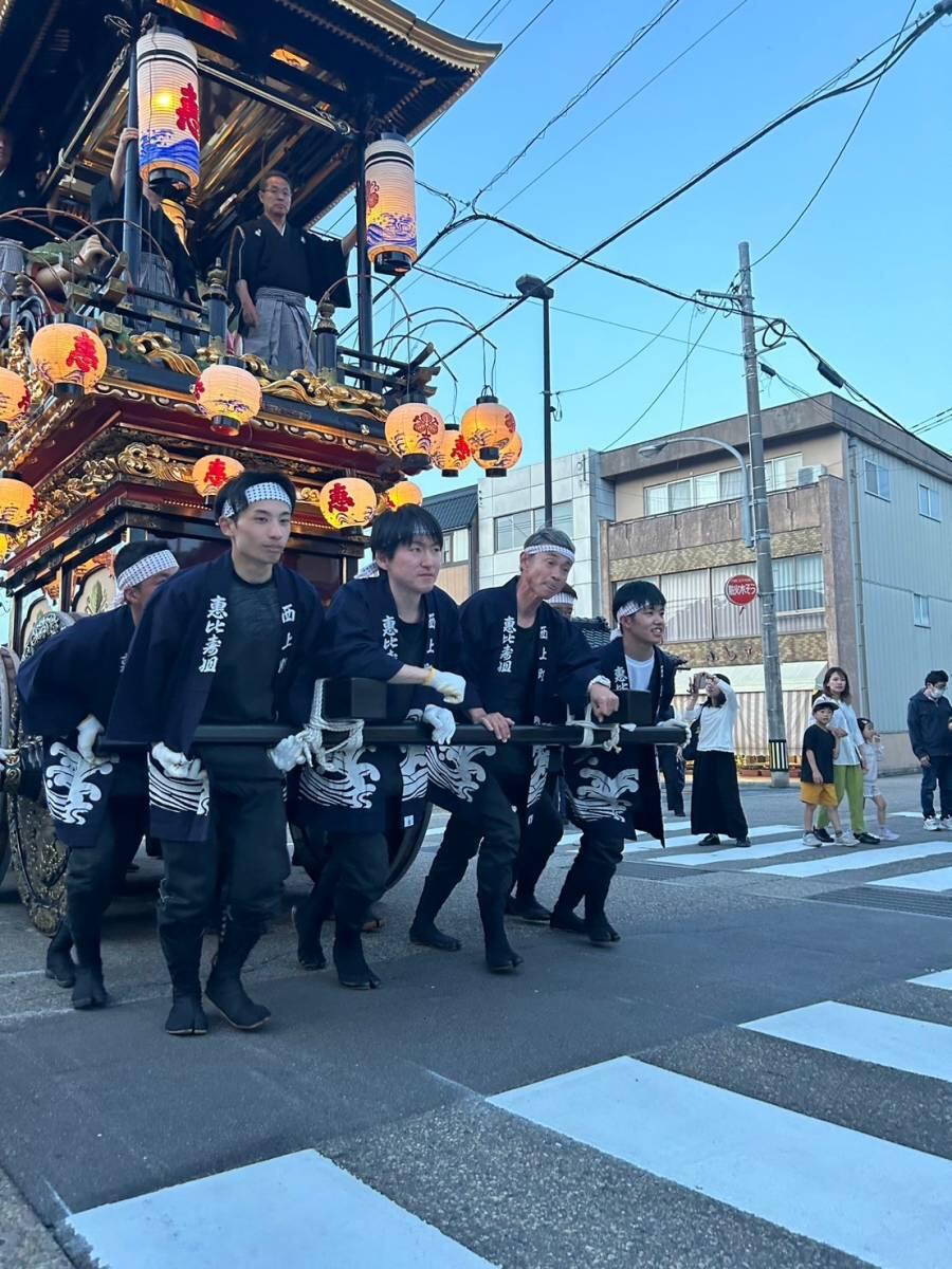 　　　地元の方々とともに曳山を引く学生たち