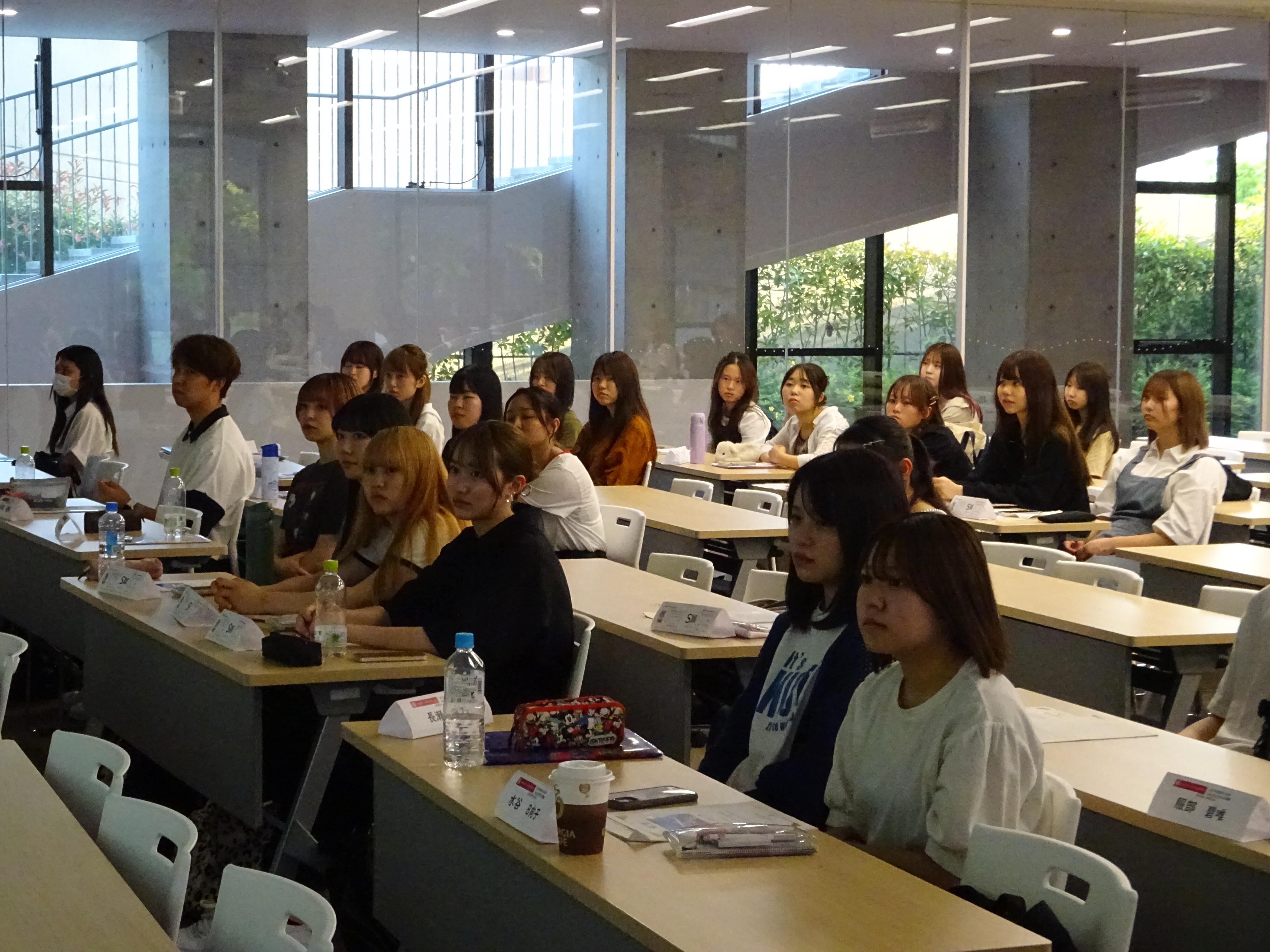 最後のアナウンスに聞き入る様子