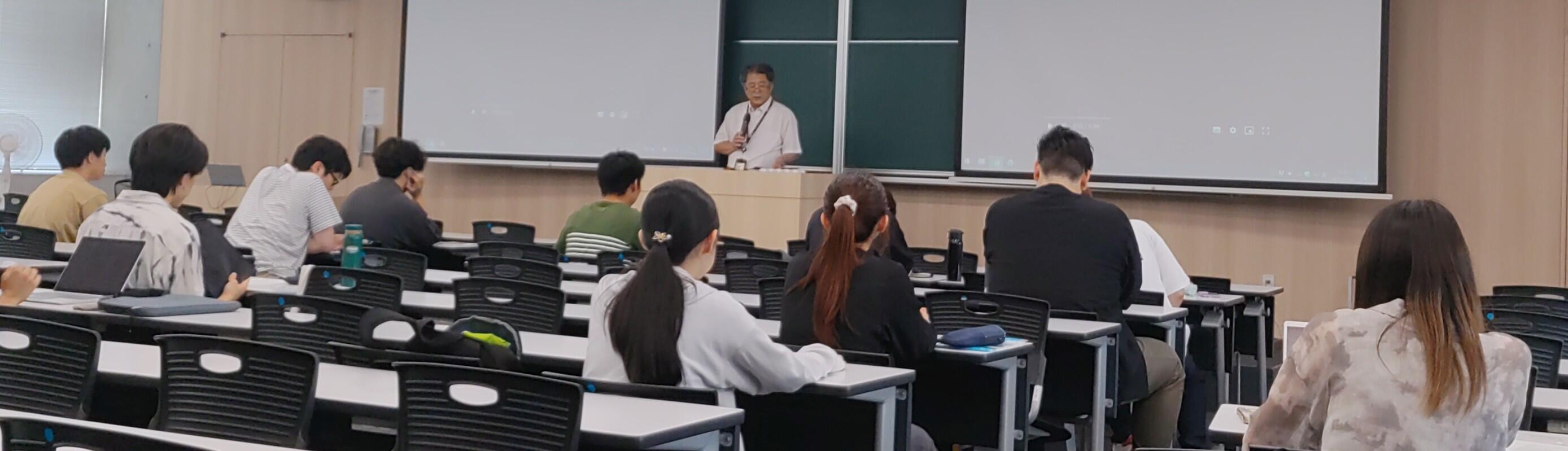 科目を担当する大野教授