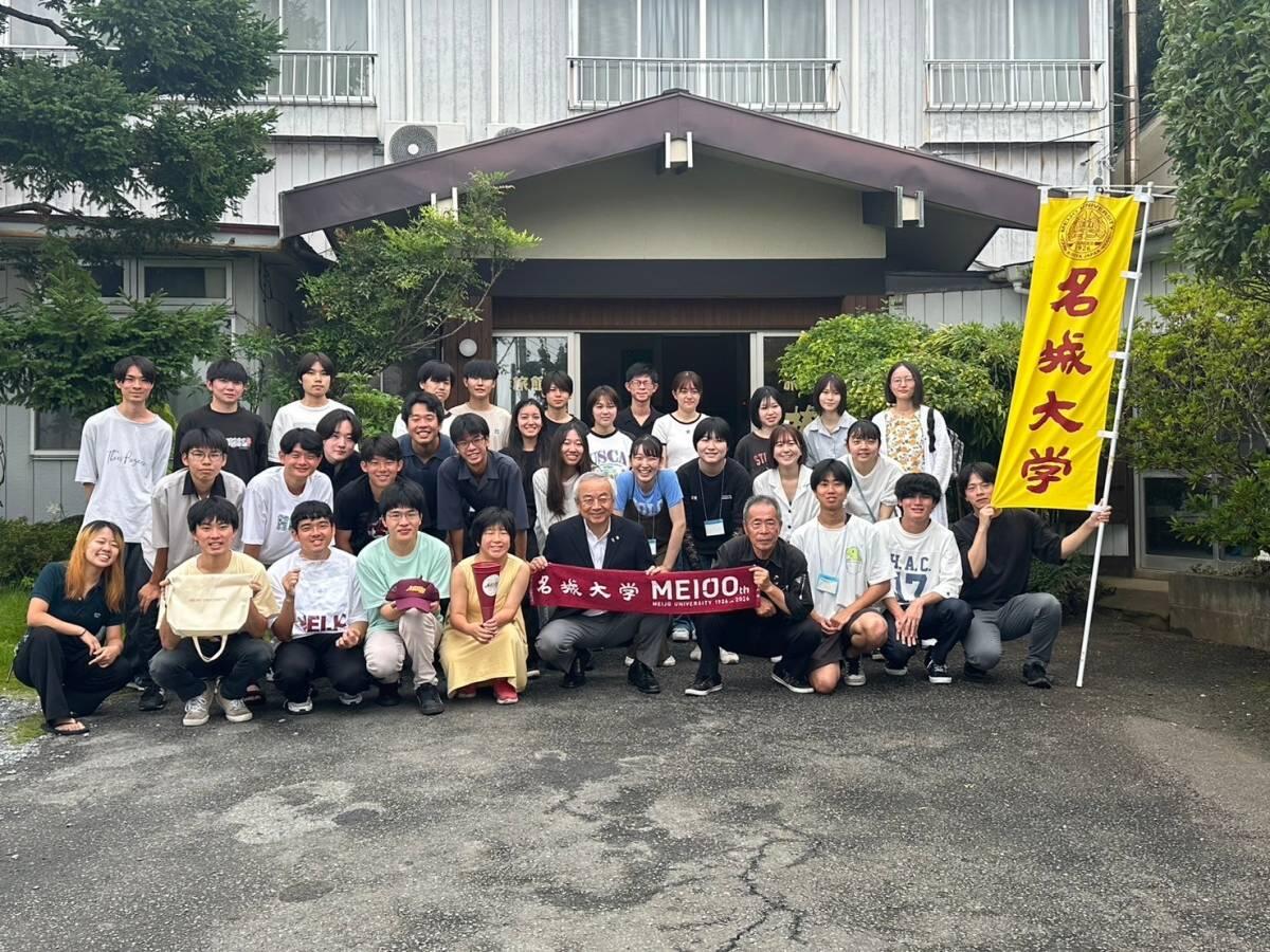 菅原・気仙沼市長(中央)から表敬を受けた一行